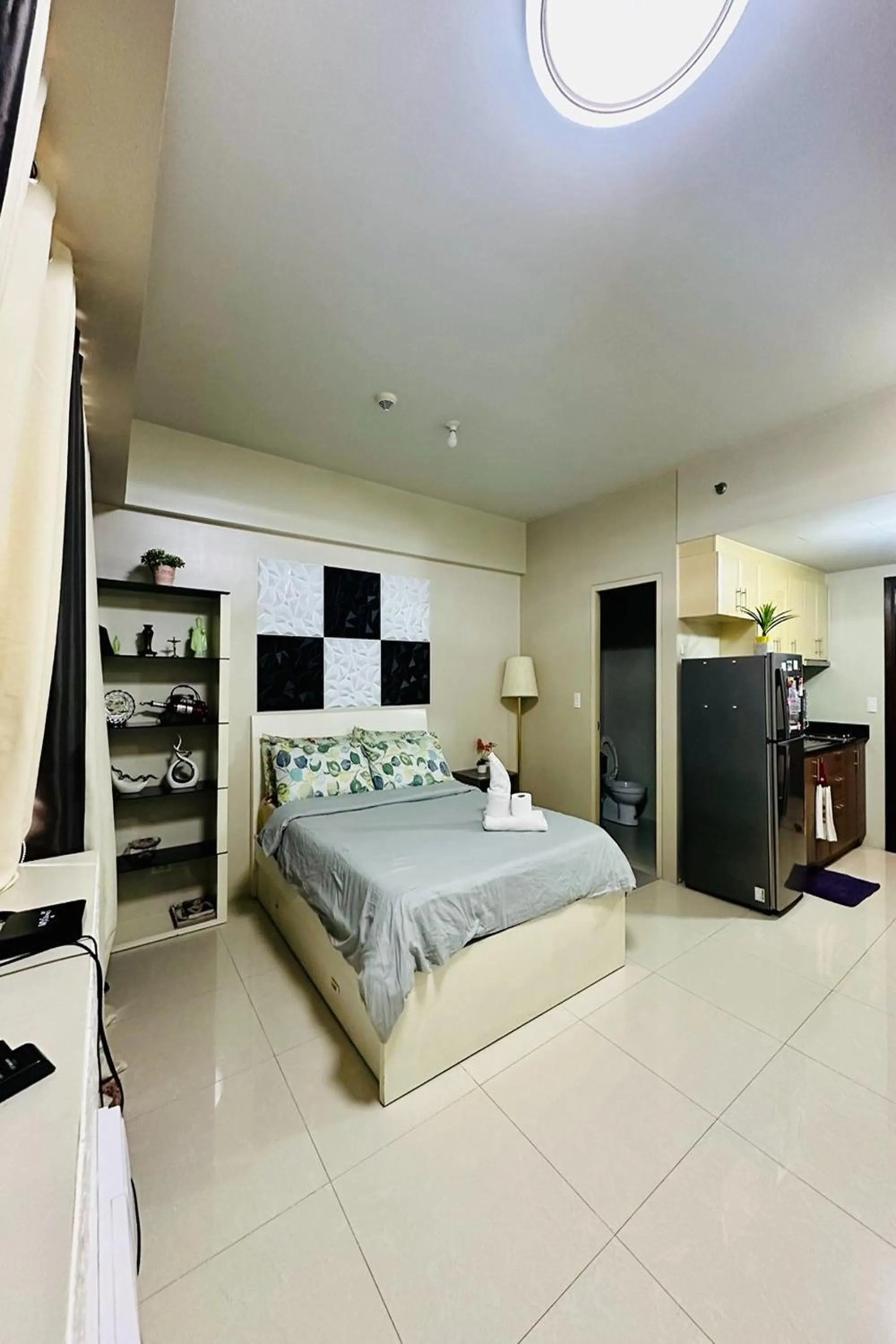 Bed in Del's Condotel across NAIA Terminal 3