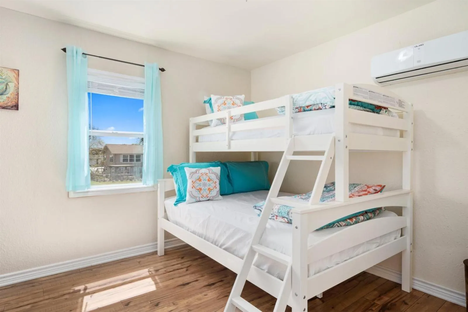 Property building, Bed in Catch & Play on Estes Bay