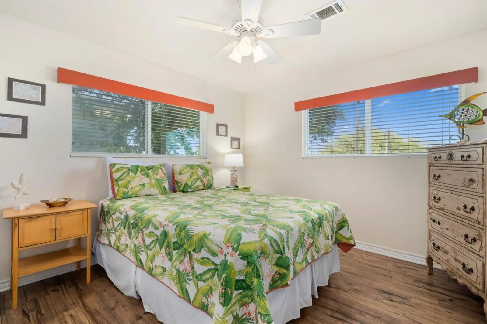 Property building, Bed in Catch & Play on Estes Bay