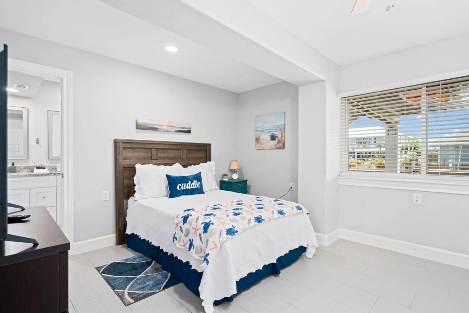 Property building, Bed in Edgewater Escape