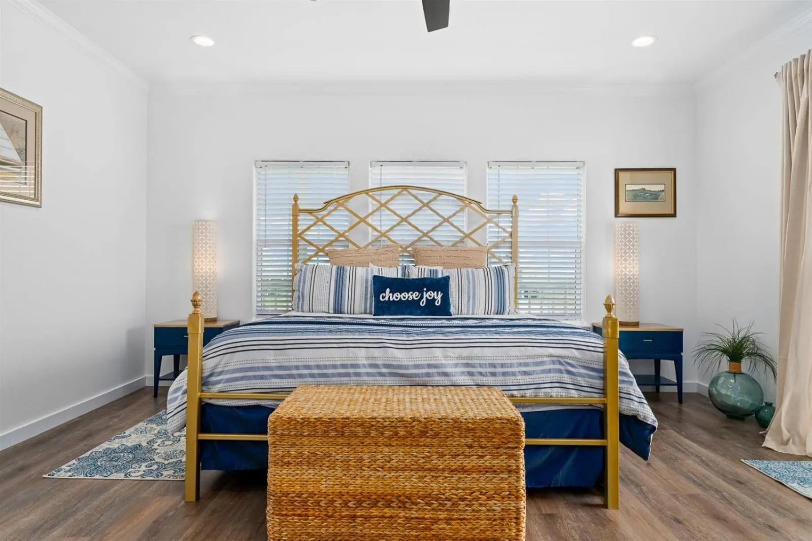 Property building, Bed in Lucky13