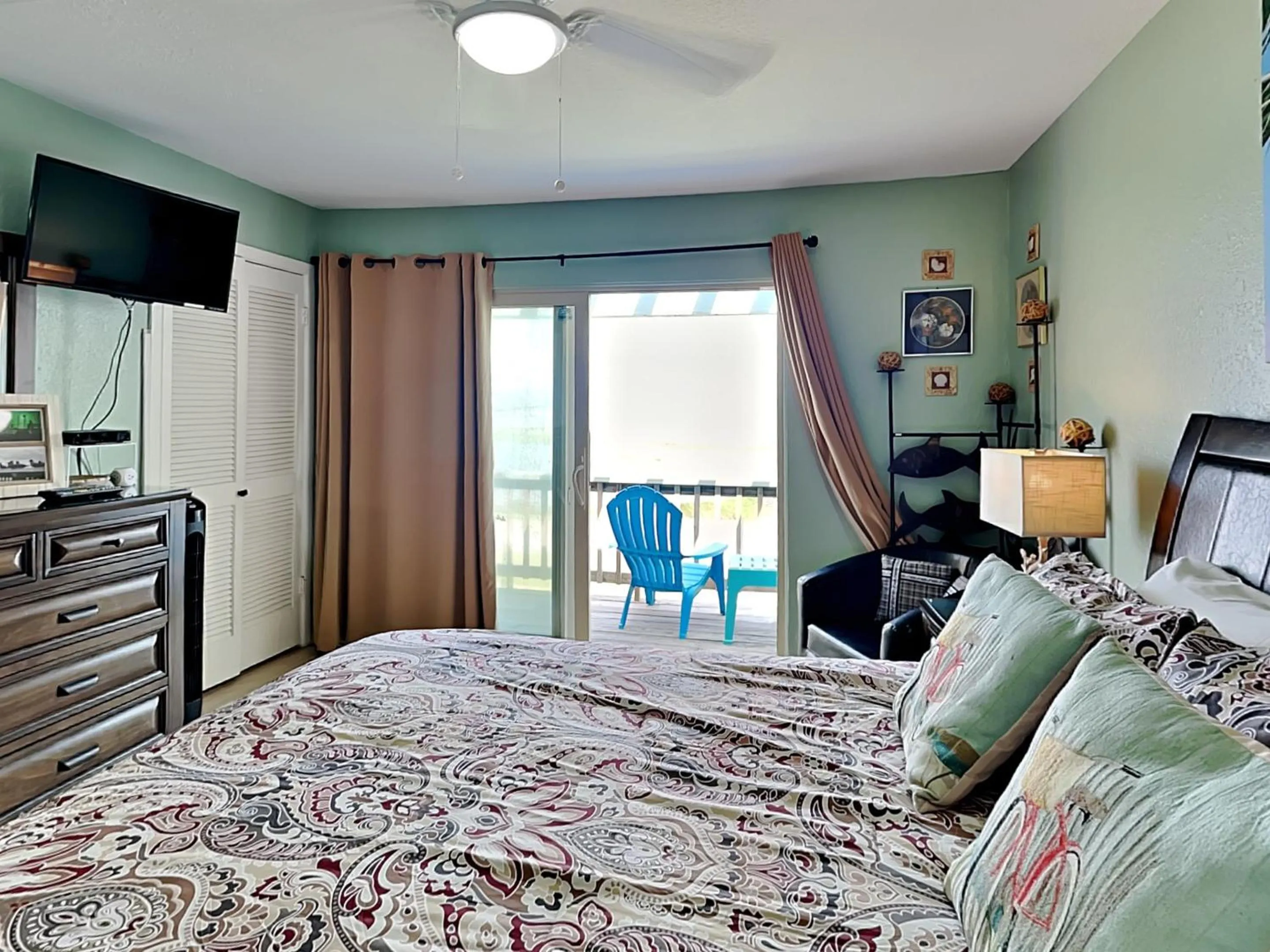 Property building, Bed in Golden Gull