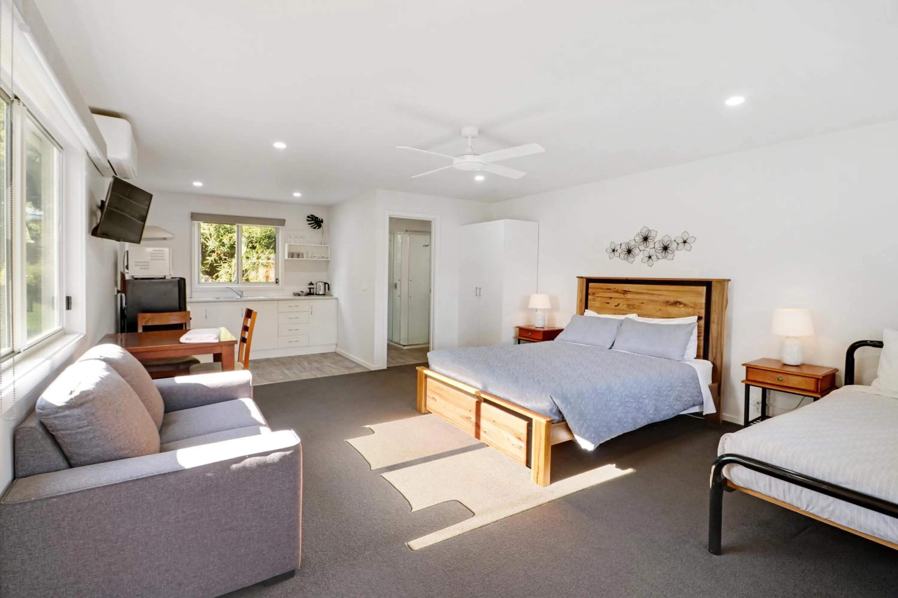 Kitchen or kitchenette, Bed in Greenvale Holiday Units Mansfield