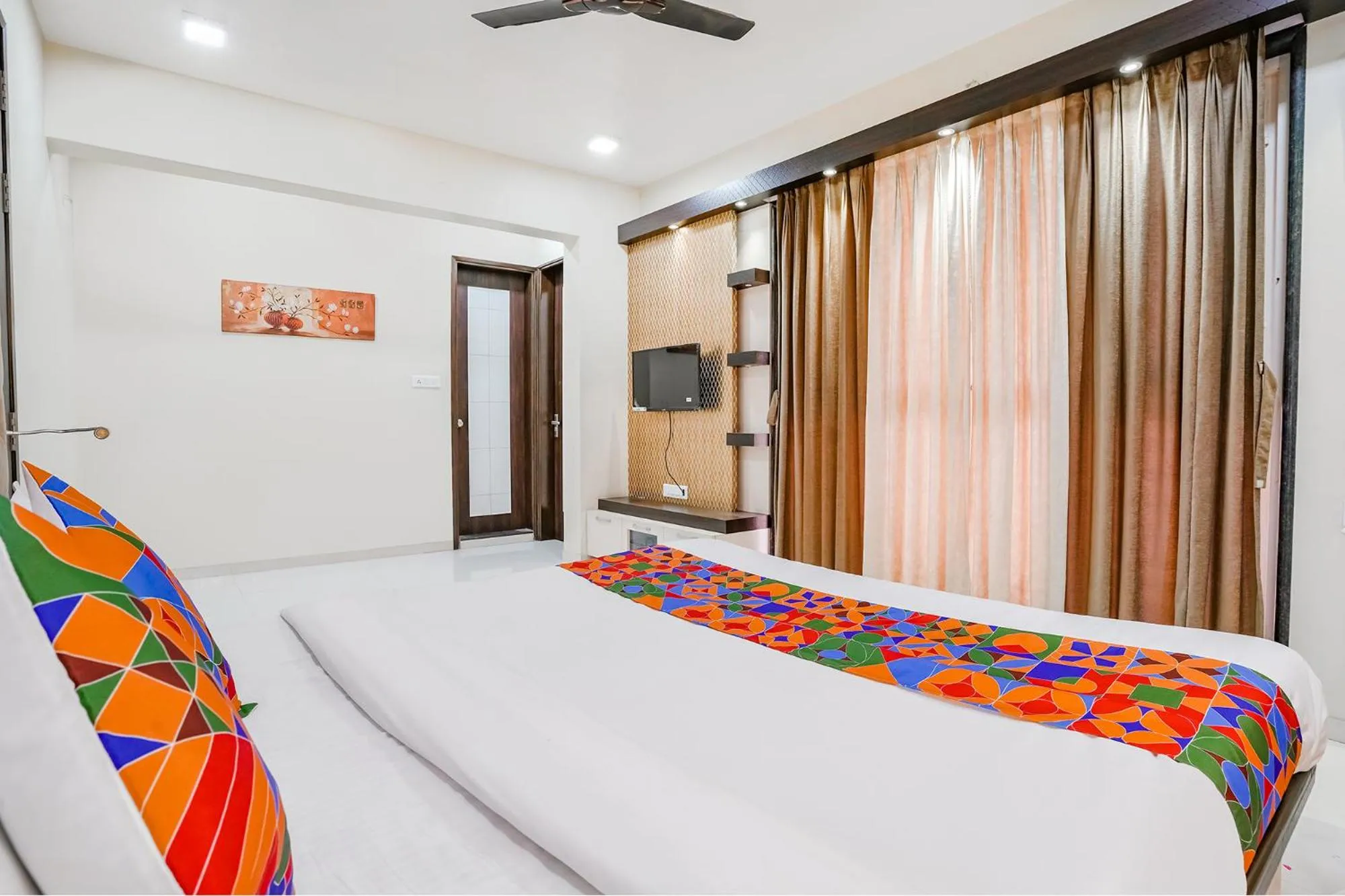Communal lounge/ TV room, Bed in Via Rudra Residency - Nr Medicover hospital