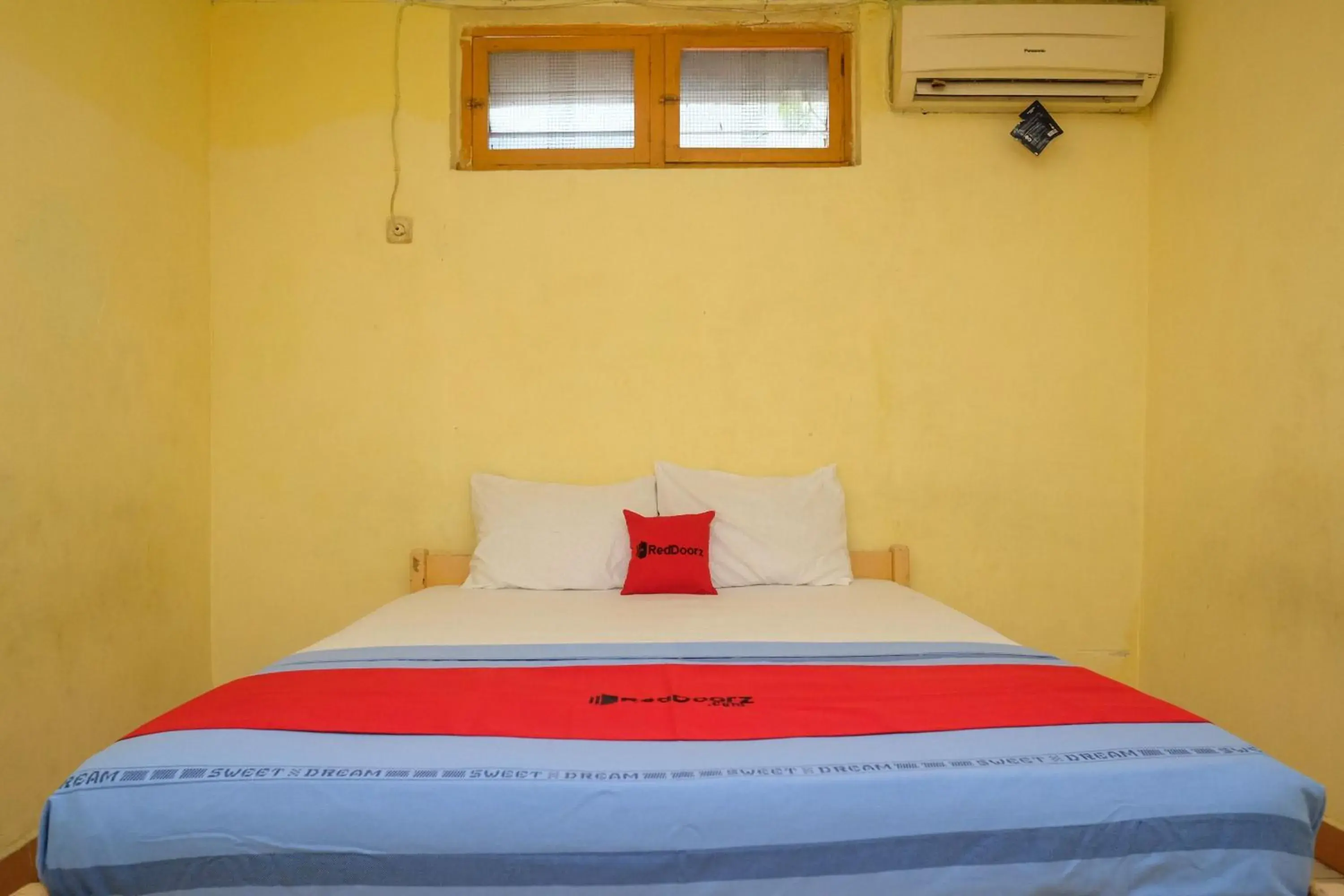 Standard Twin Room in RedDoorz near Pelabuhan Nusantara Parepare Standard Twin Room in RedDoorz near Pelabuhan Nusantara Parepare