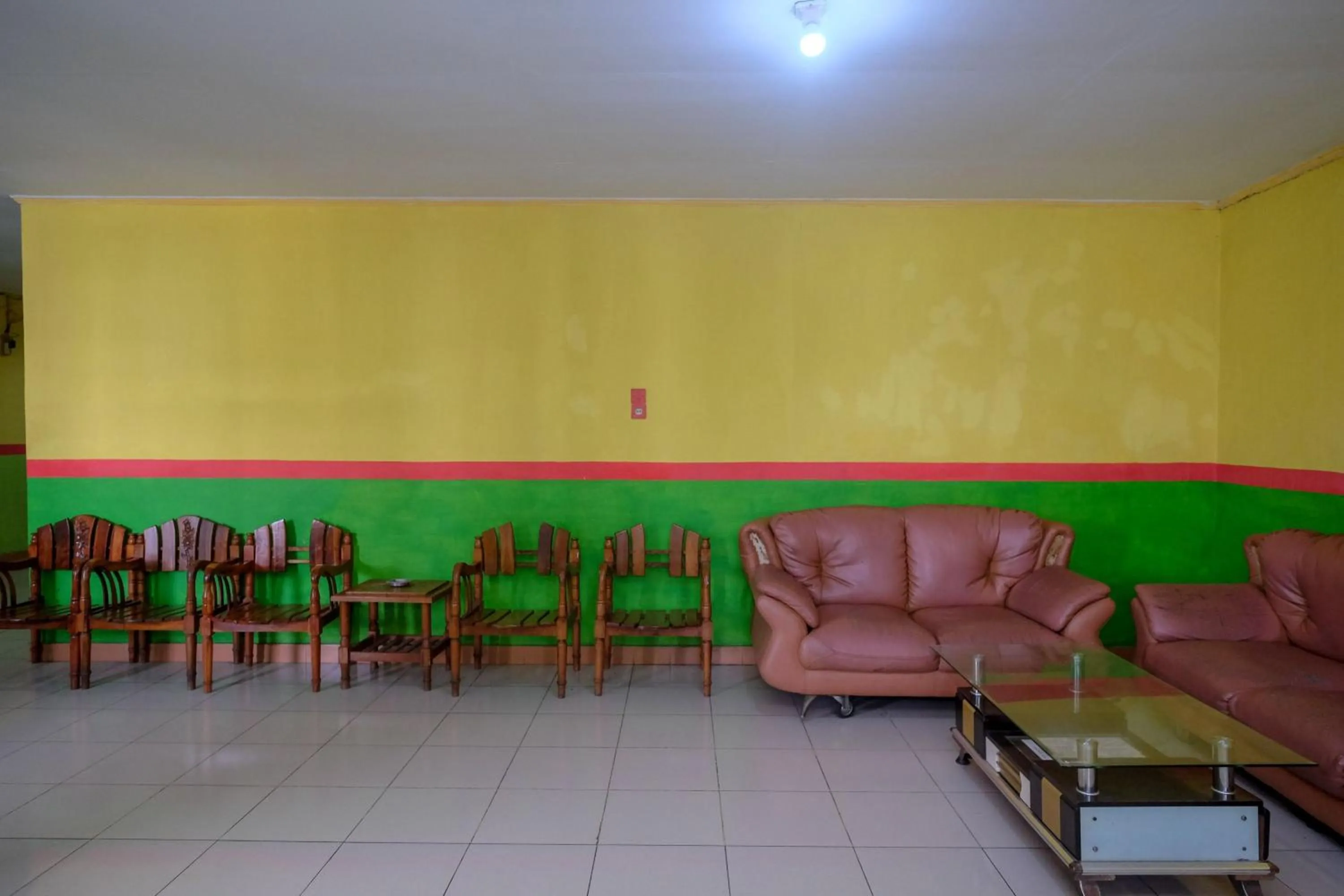 Living room in RedDoorz near Pelabuhan Nusantara Parepare