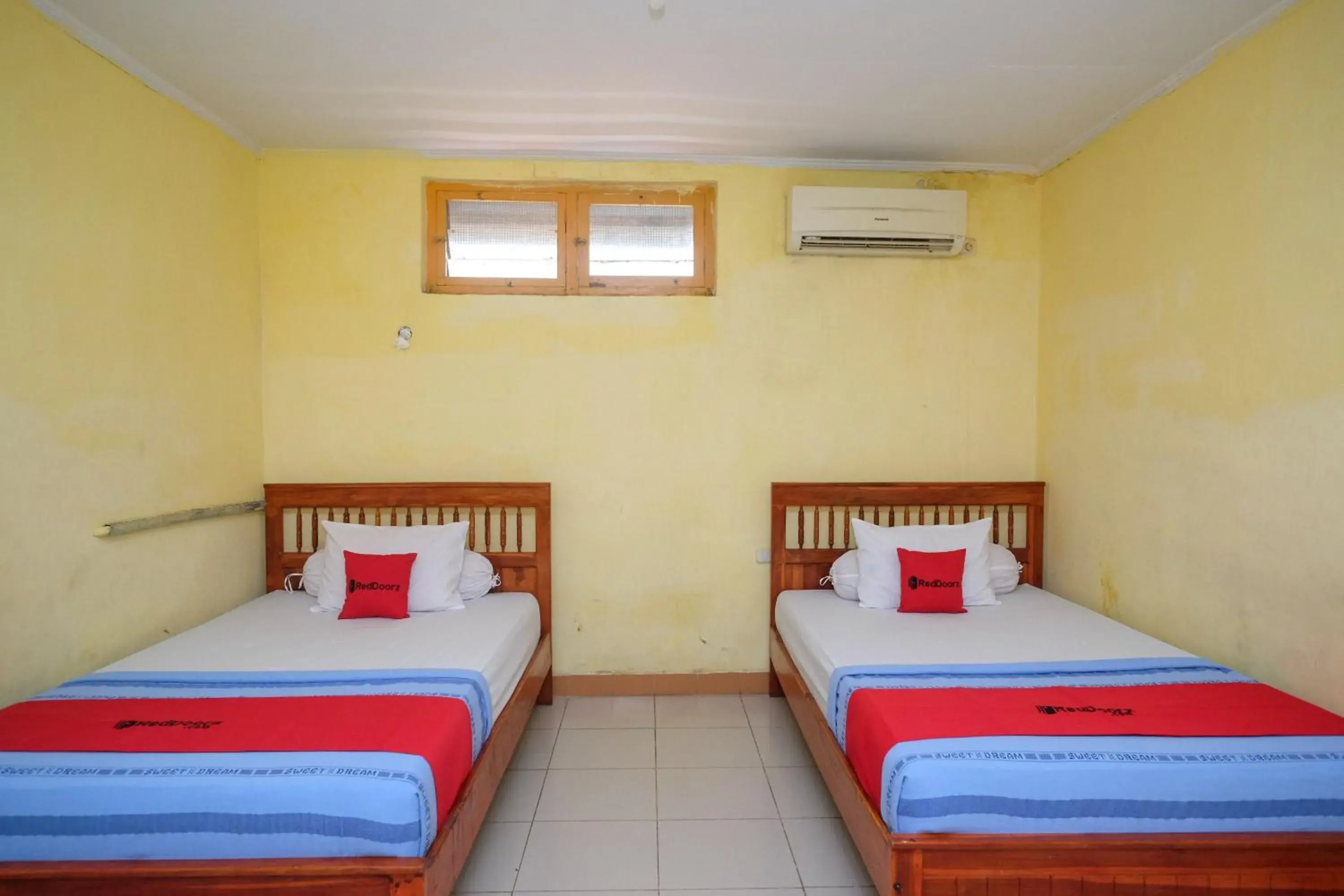 Deluxe Twin Room in RedDoorz near Pelabuhan Nusantara Parepare Deluxe Twin Room in RedDoorz near Pelabuhan Nusantara Parepare