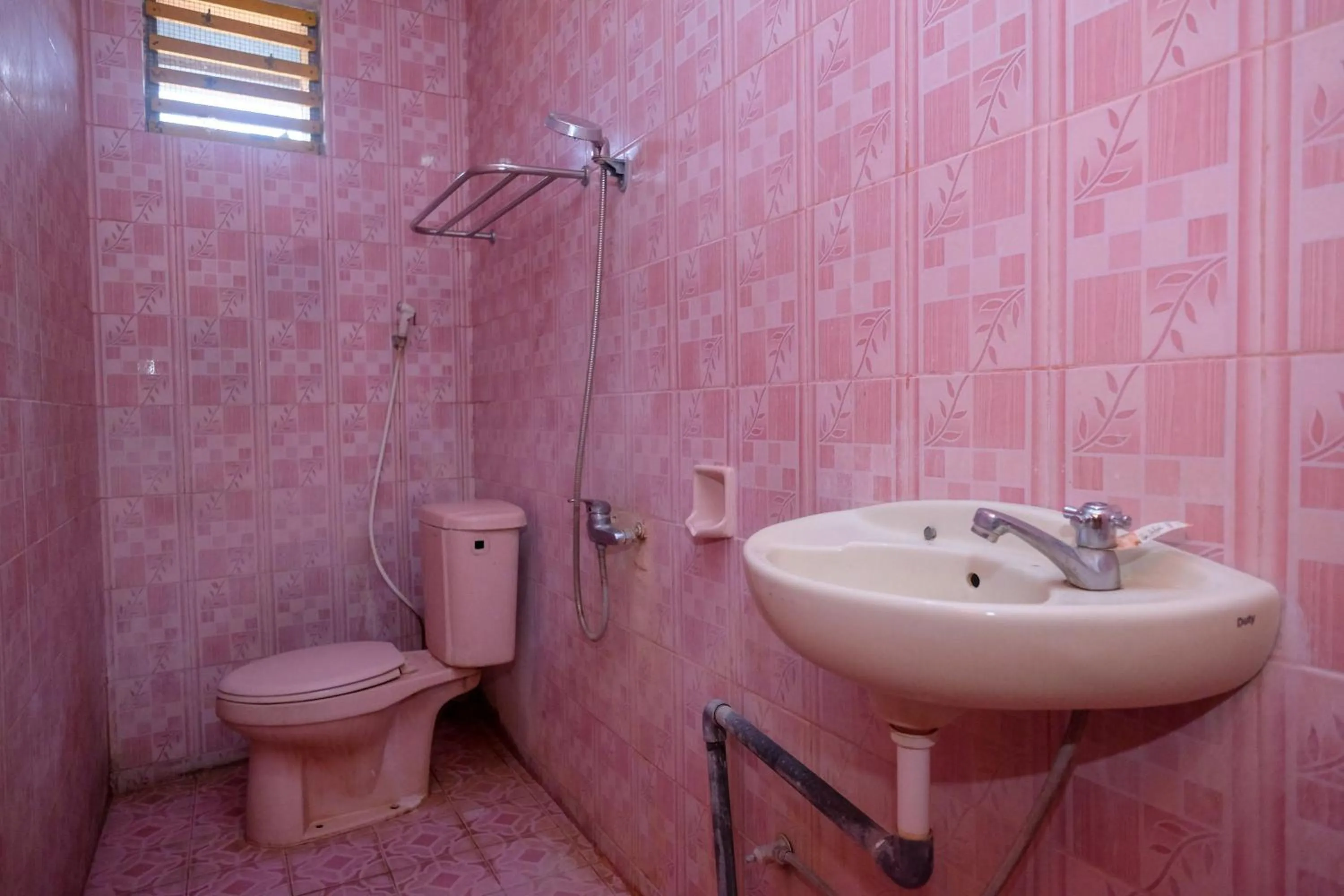 Bathroom in RedDoorz near Pelabuhan Nusantara Parepare