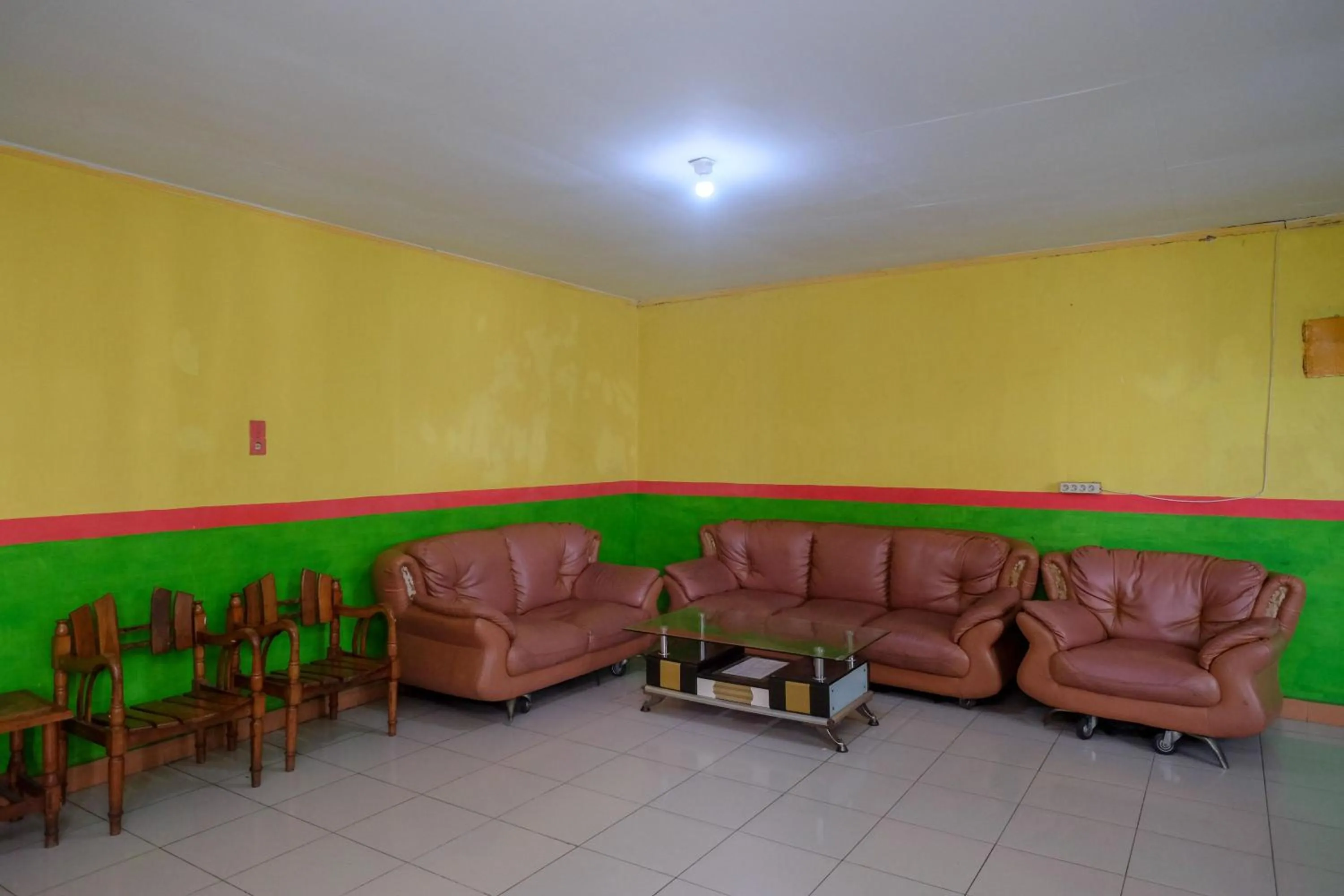 Living room, Seating Area in RedDoorz near Pelabuhan Nusantara Parepare