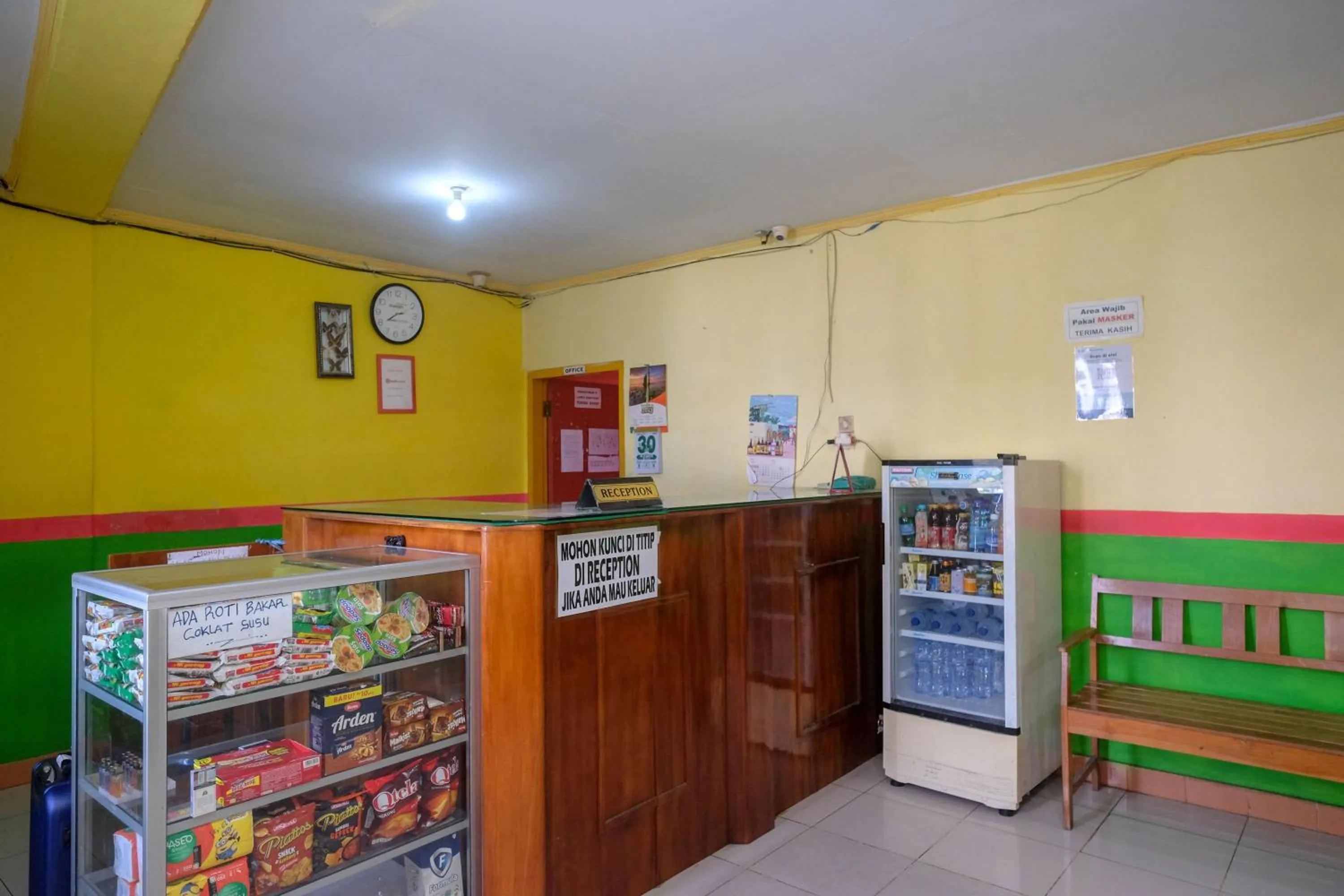 Lobby or reception in RedDoorz near Pelabuhan Nusantara Parepare