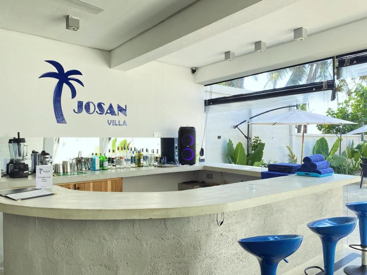 Lounge or bar in Josan Villa with a Glorious Beach and Sea View