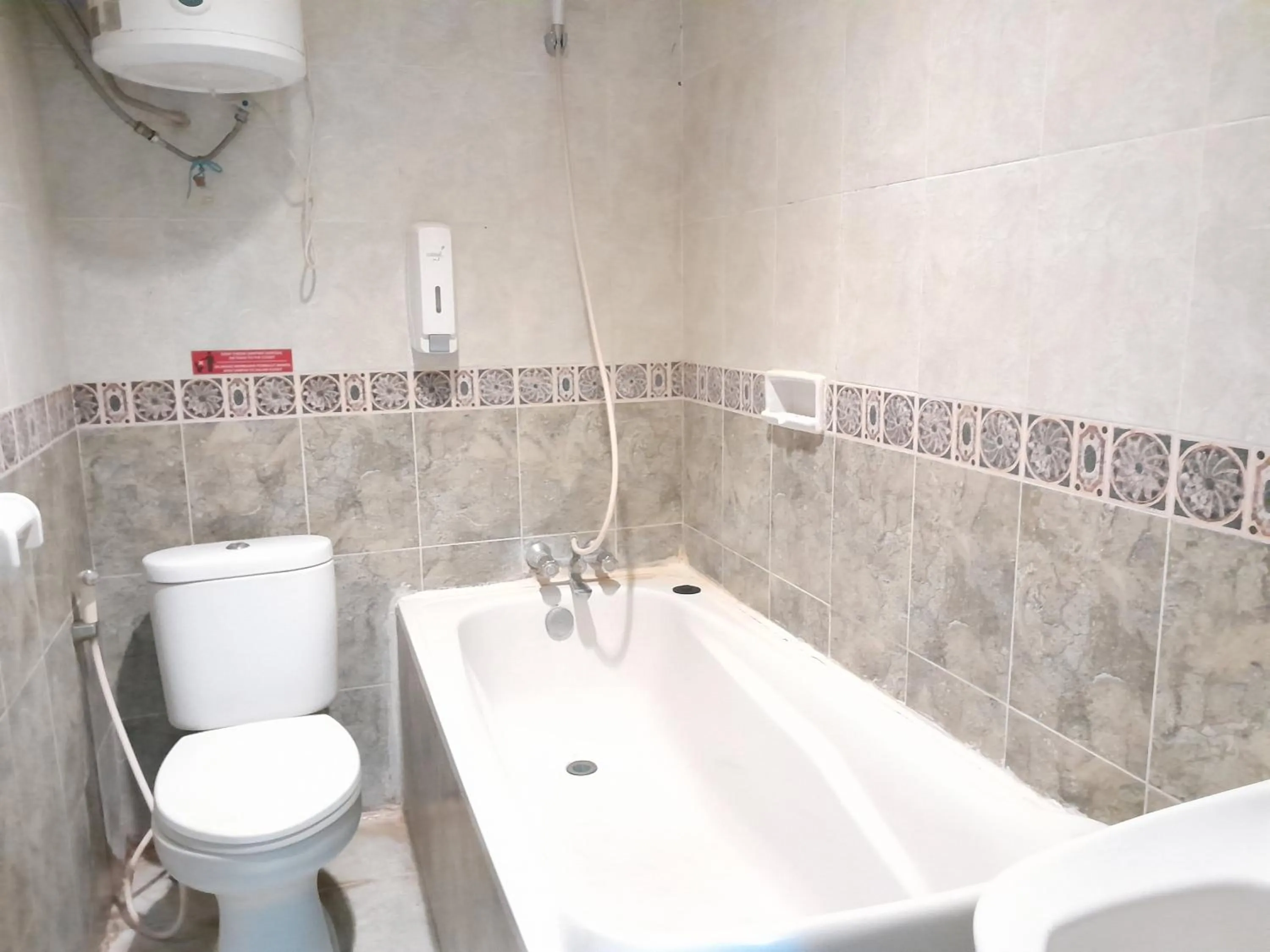 Shower in The Green Winotosastro Hotel Yogyakarta