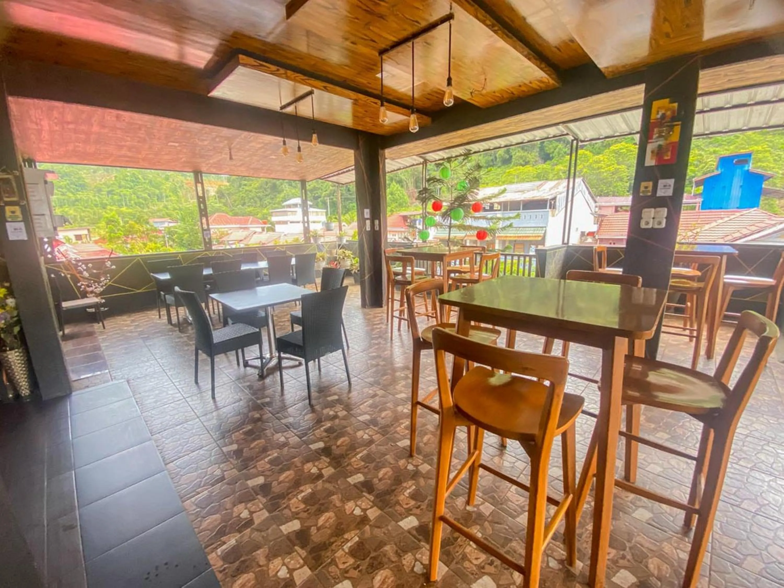 Dining area in Villa Matano Sorowako Redpartner