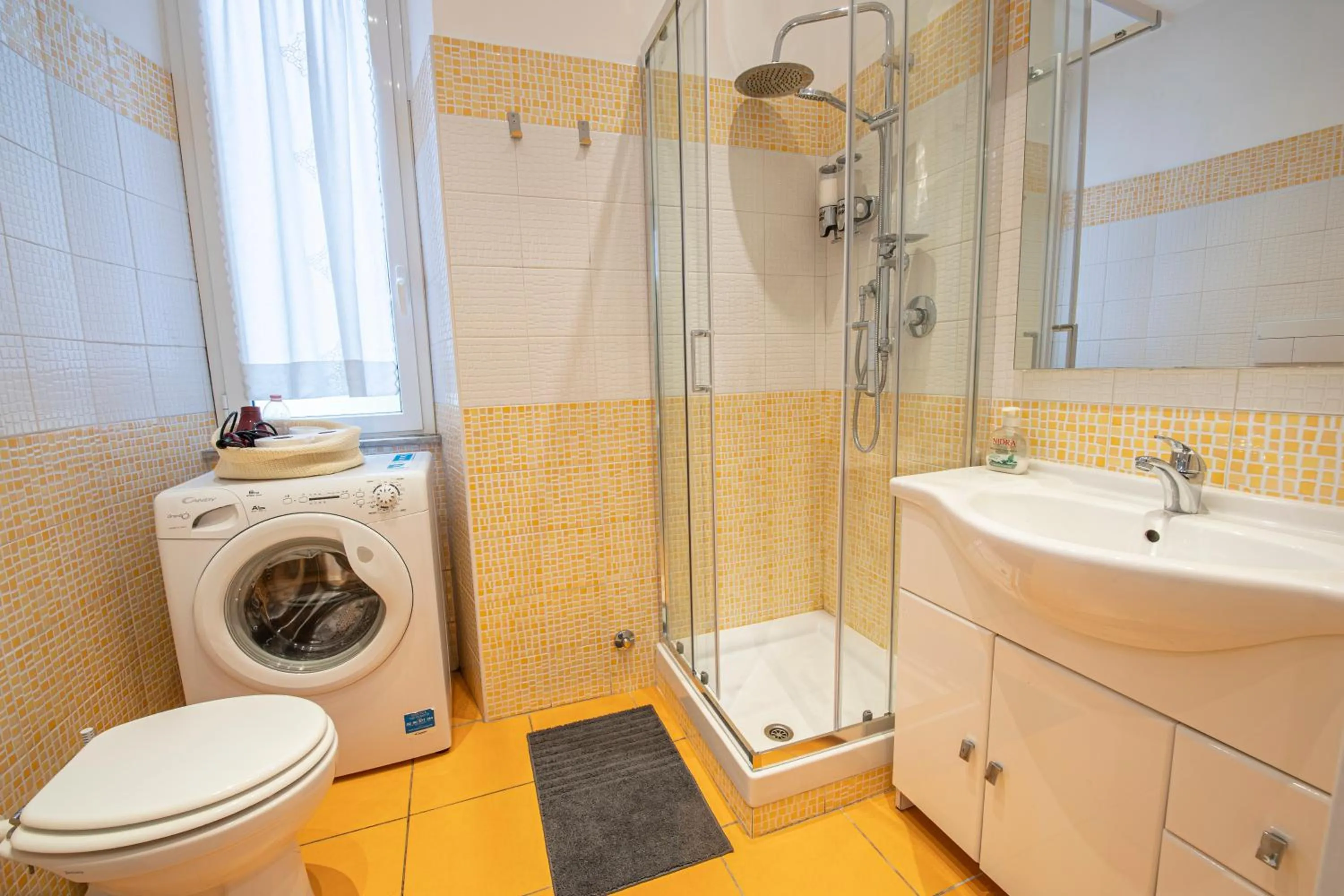 Shower in Refuge on Piazza re di Roma -Holiday Home