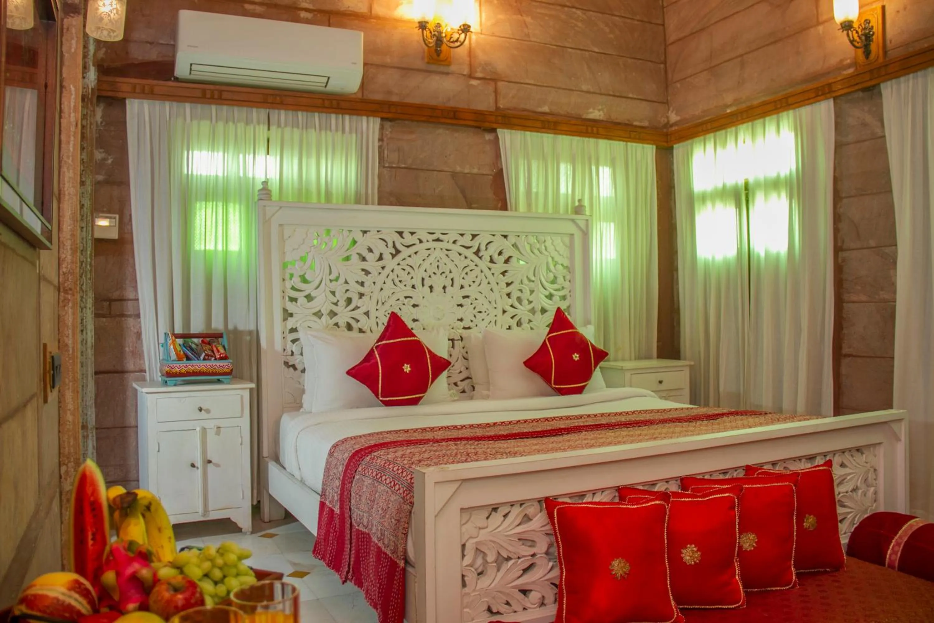 Bedroom, Bed in Amritara Manak Haveli, Jodhpur