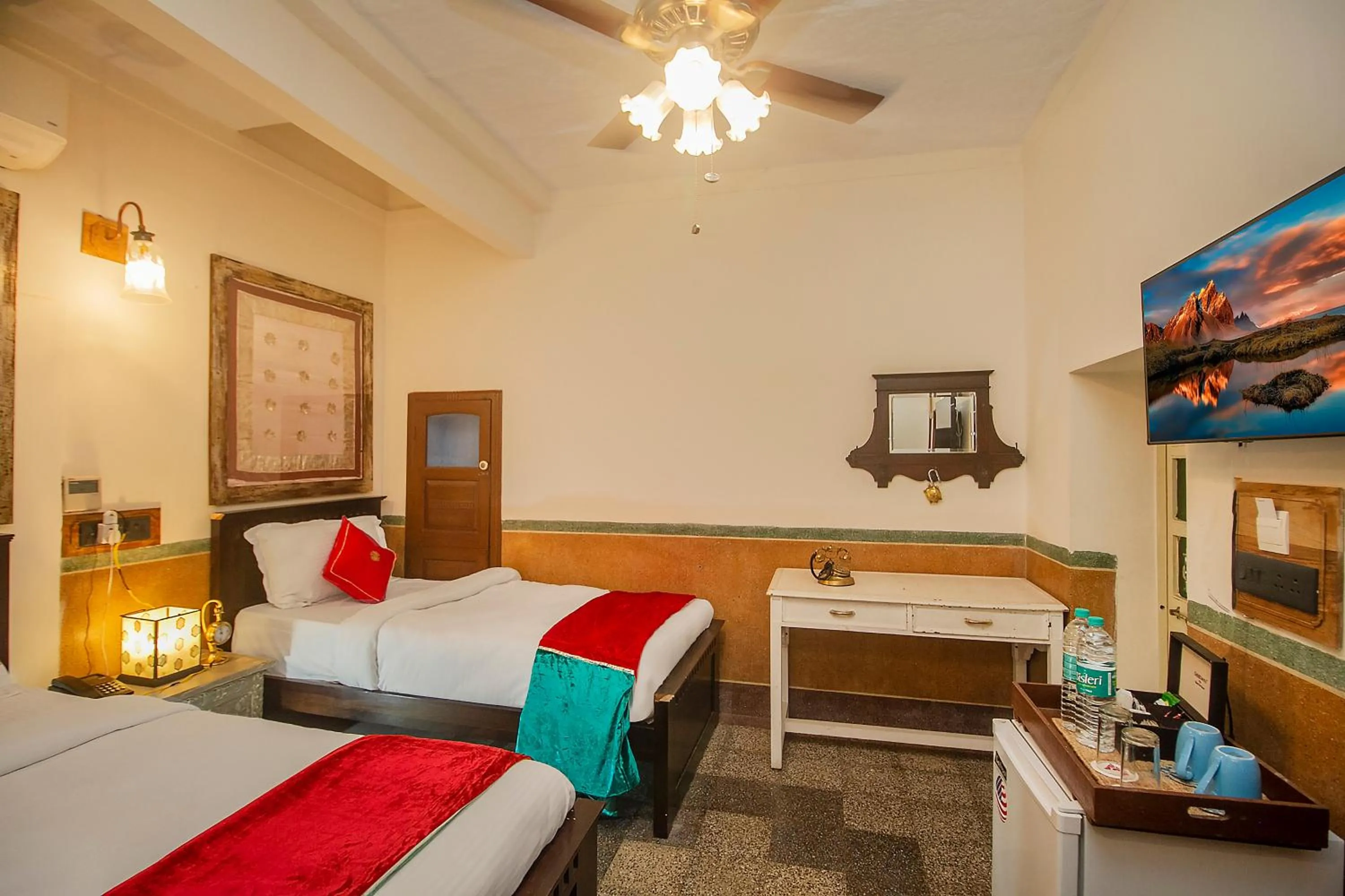 room service, Bed in Amritara Manak Haveli, Jodhpur