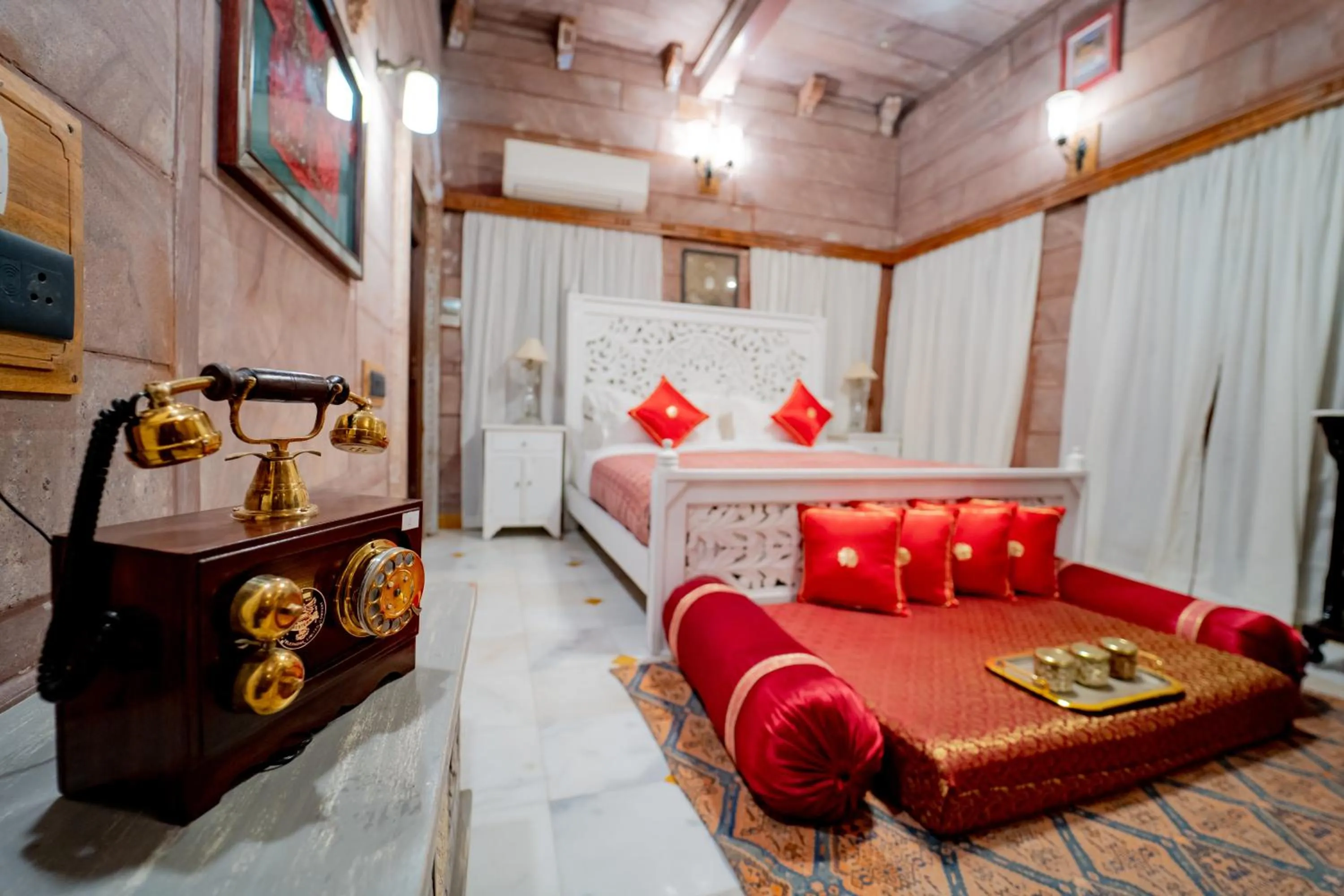 Bed in Amritara Manak Haveli, Jodhpur