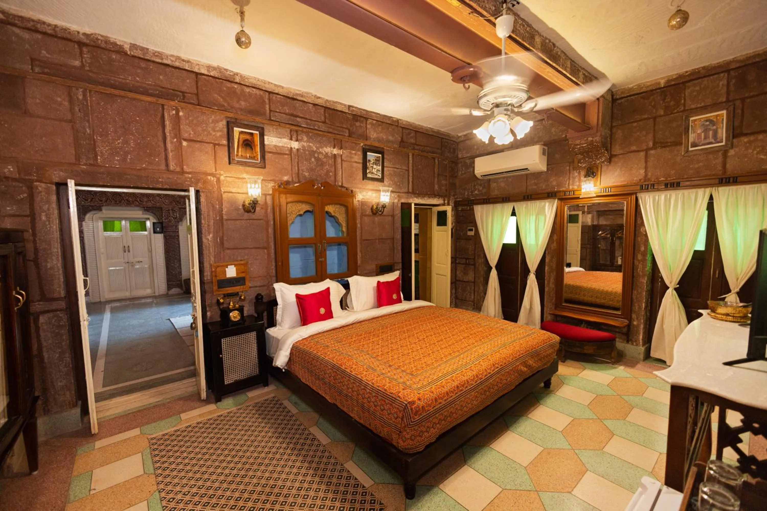 Bed in Amritara Manak Haveli, Jodhpur