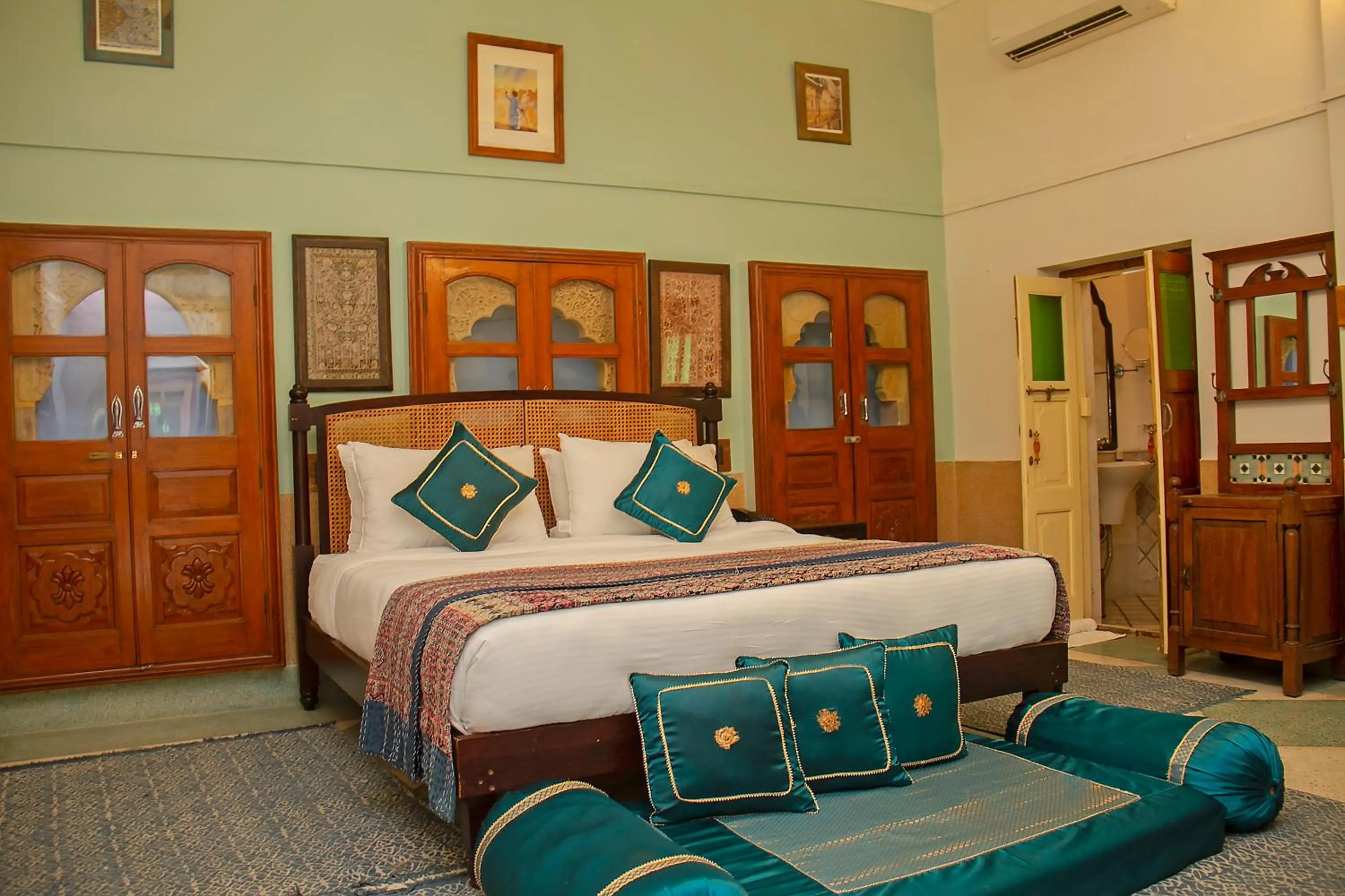 Bed in Amritara Manak Haveli, Jodhpur