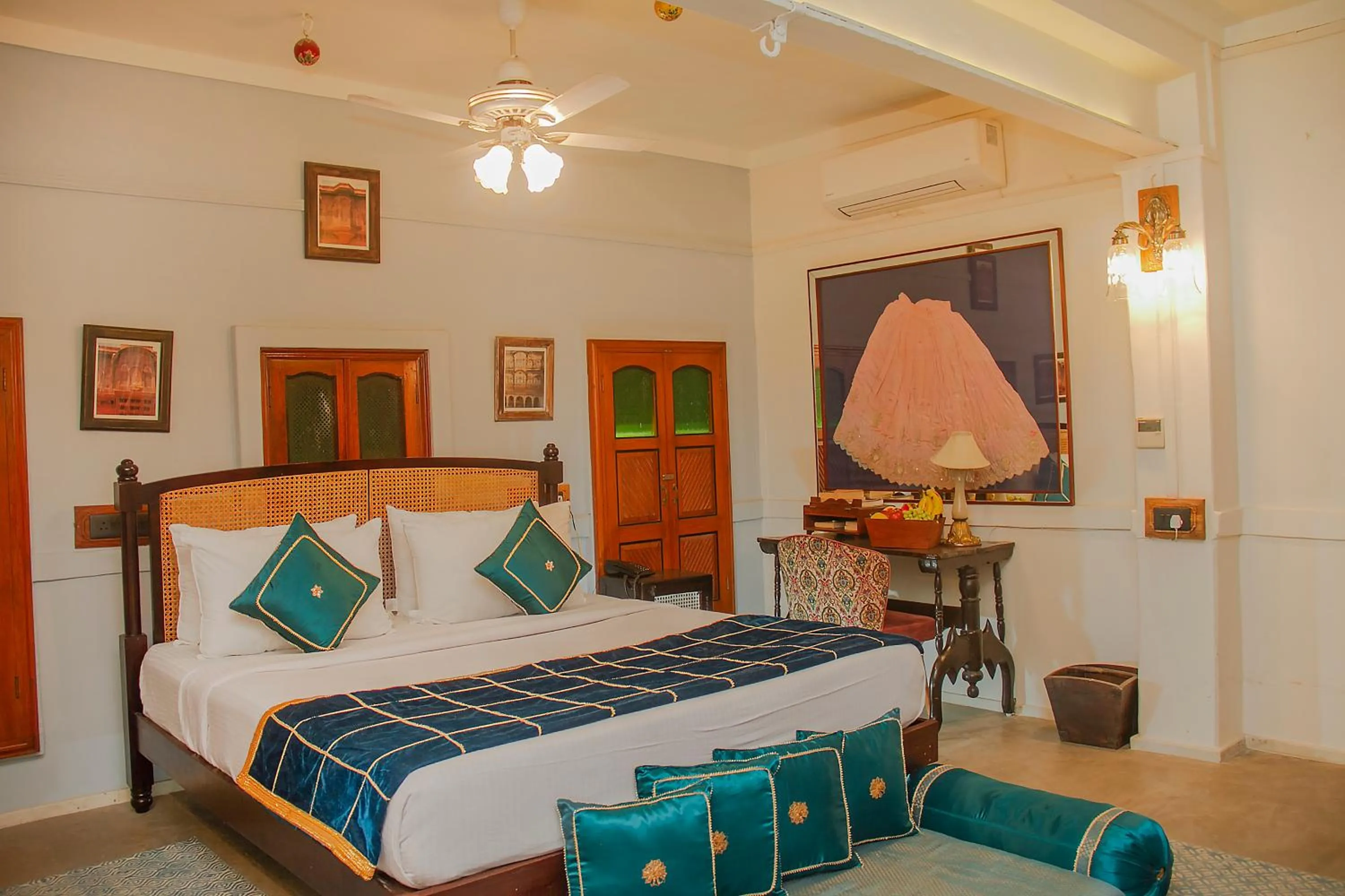 Bed in Amritara Manak Haveli, Jodhpur