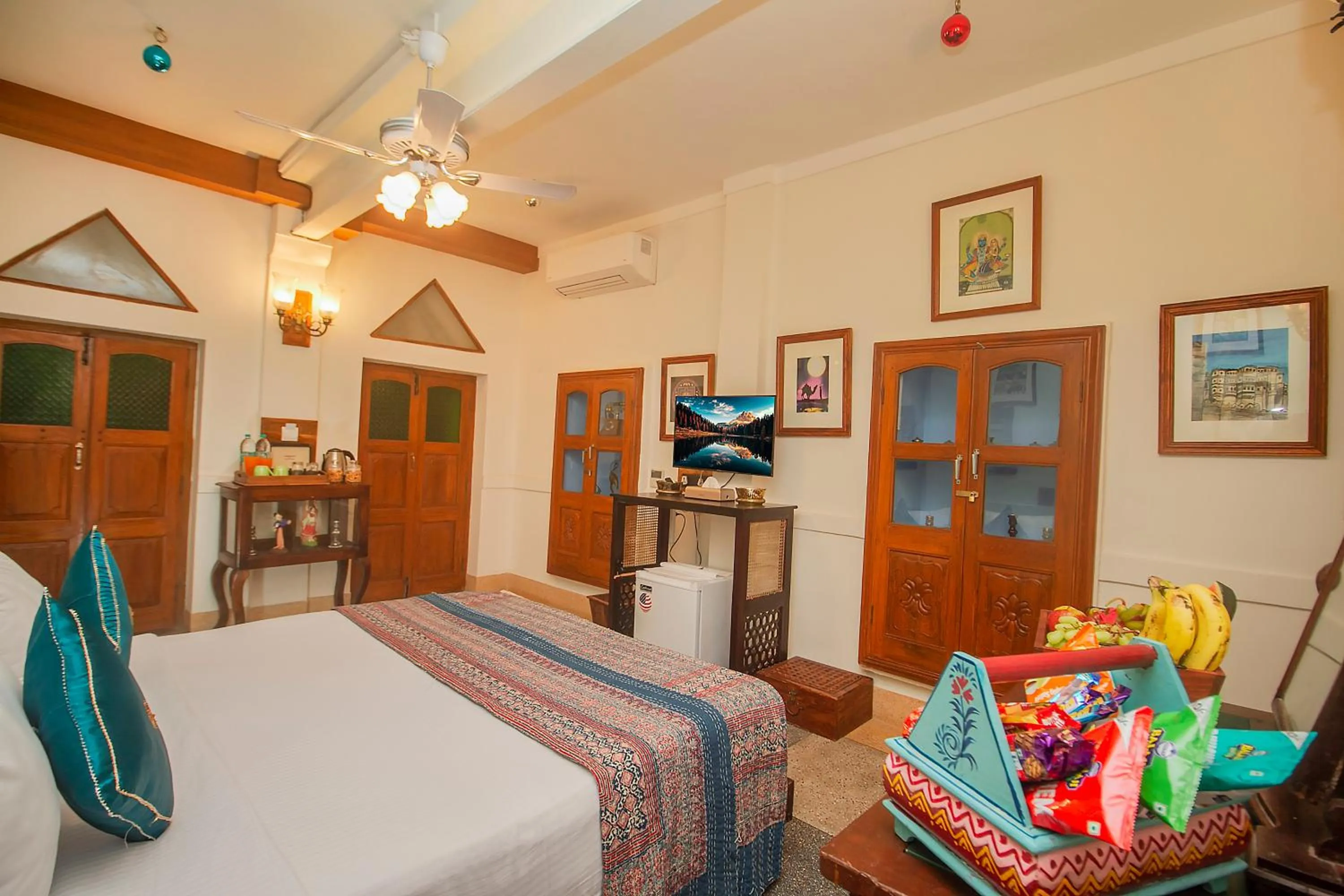 Bedroom, Bed in Amritara Manak Haveli, Jodhpur