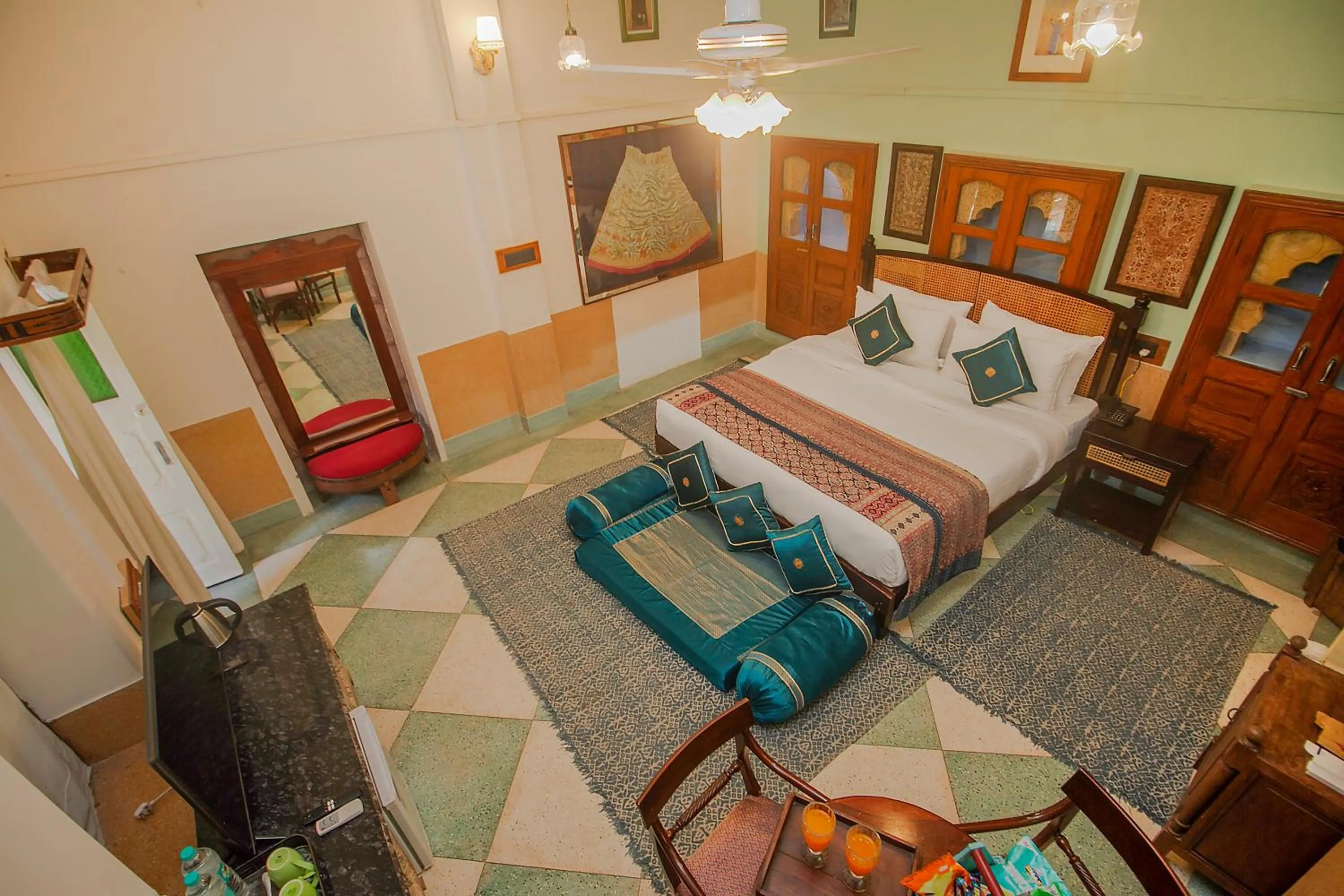 Bedroom, Bed in Amritara Manak Haveli, Jodhpur