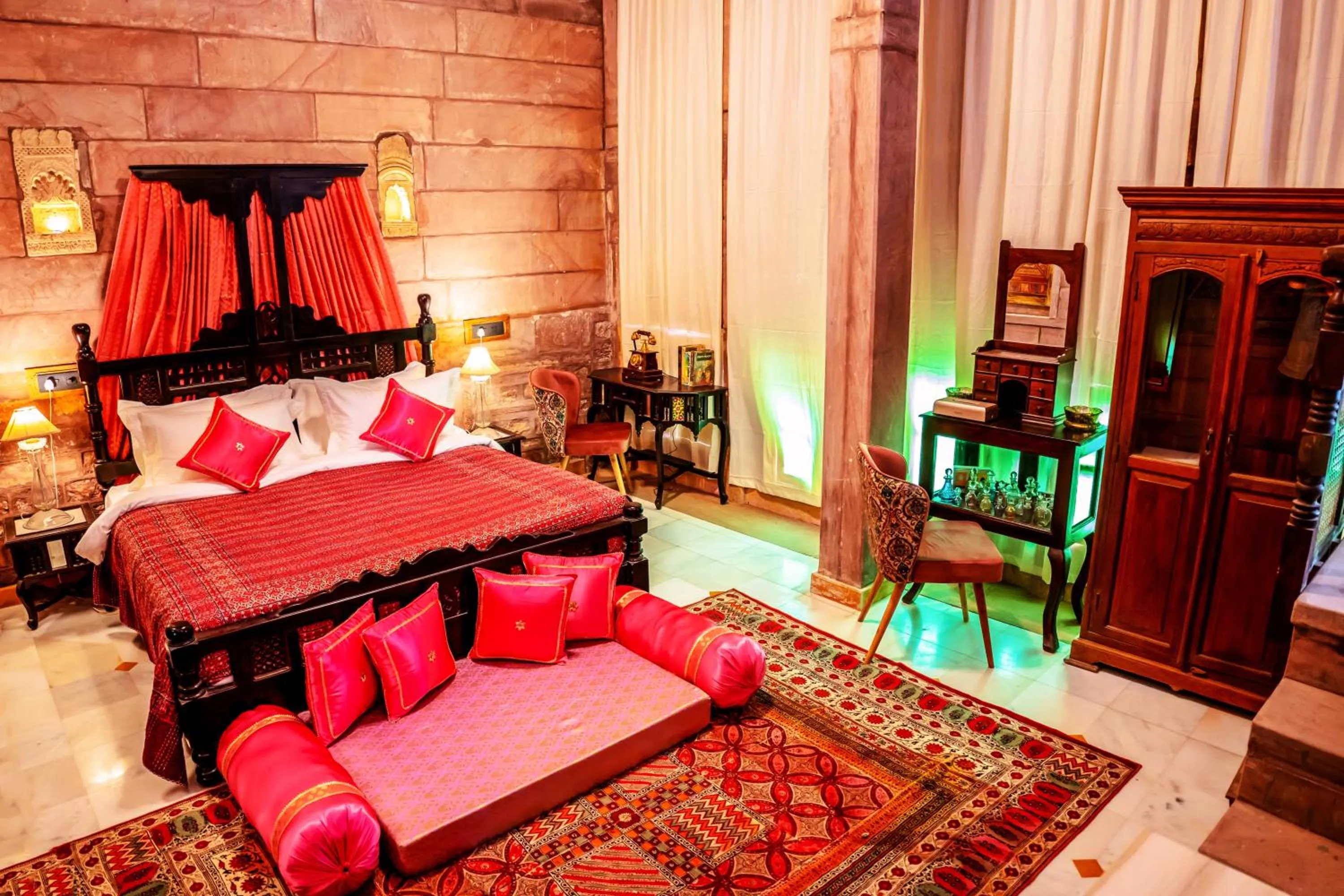 Bed in Amritara Manak Haveli, Jodhpur