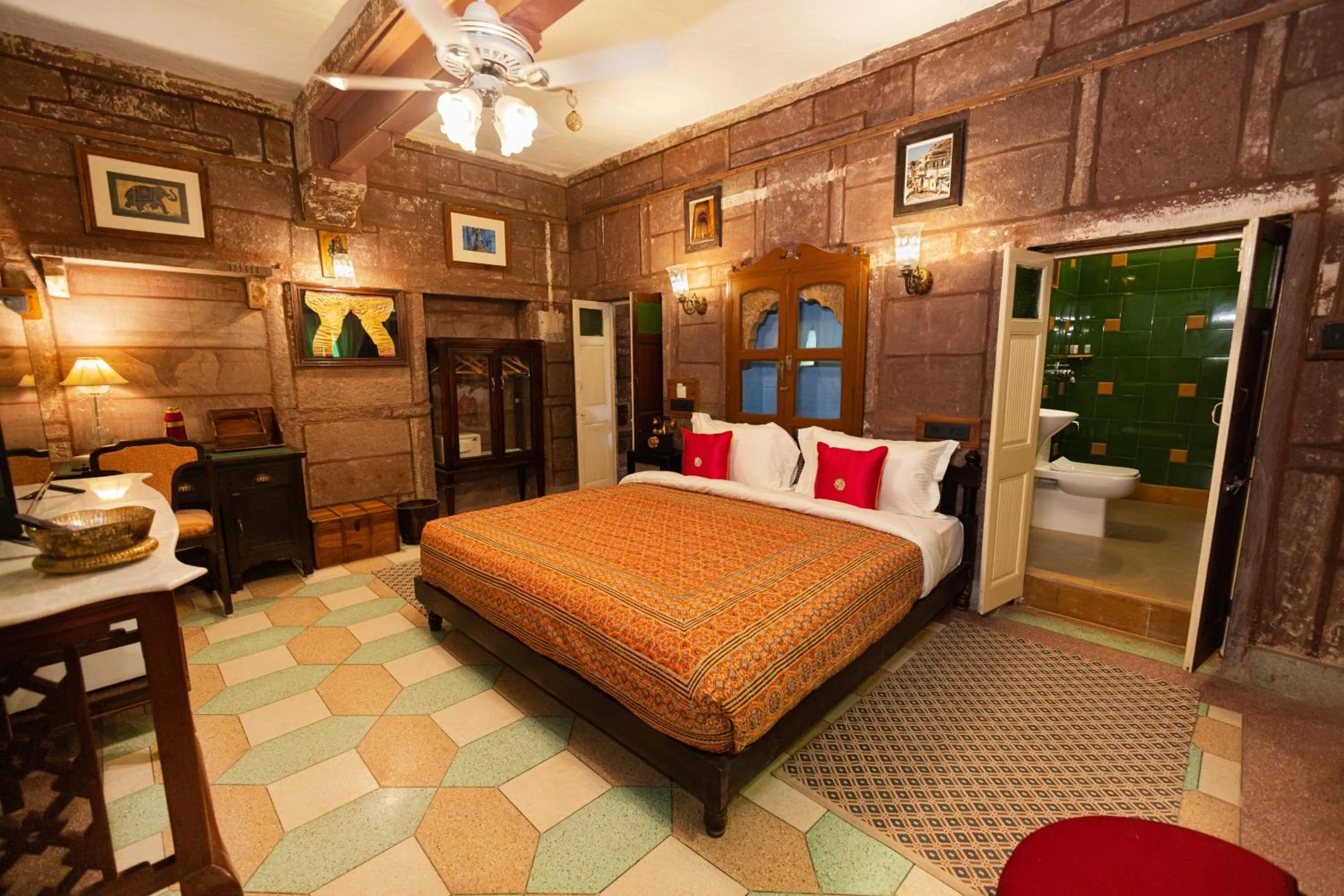 Bed in Amritara Manak Haveli, Jodhpur