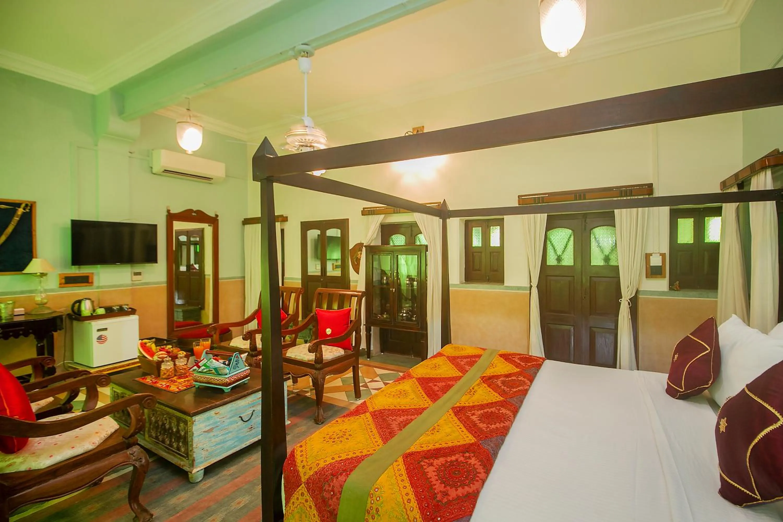 room service, Bed in Amritara Manak Haveli, Jodhpur