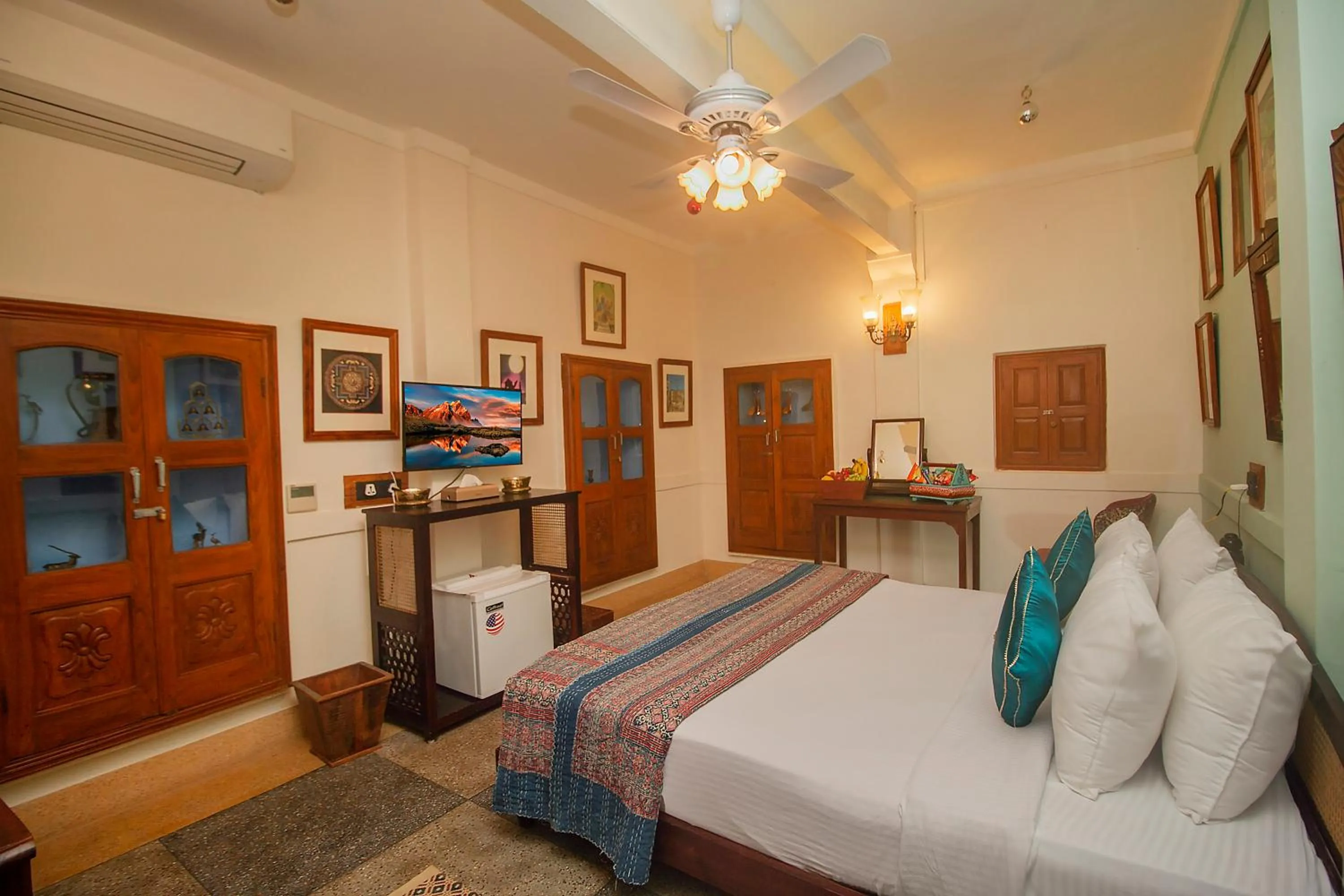 Bed in Amritara Manak Haveli, Jodhpur