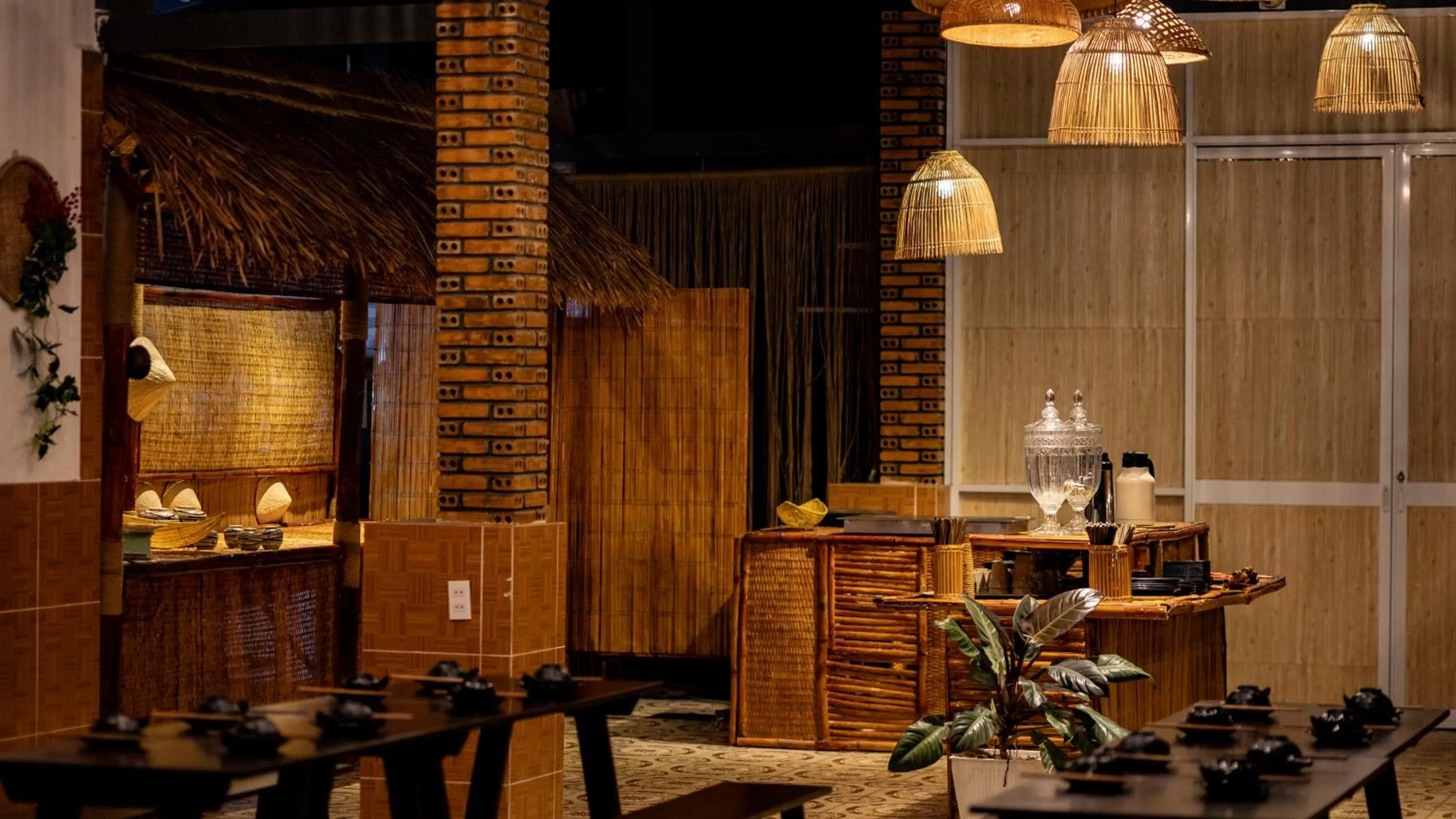 Restaurant/places to eat in Le Gia Hotel