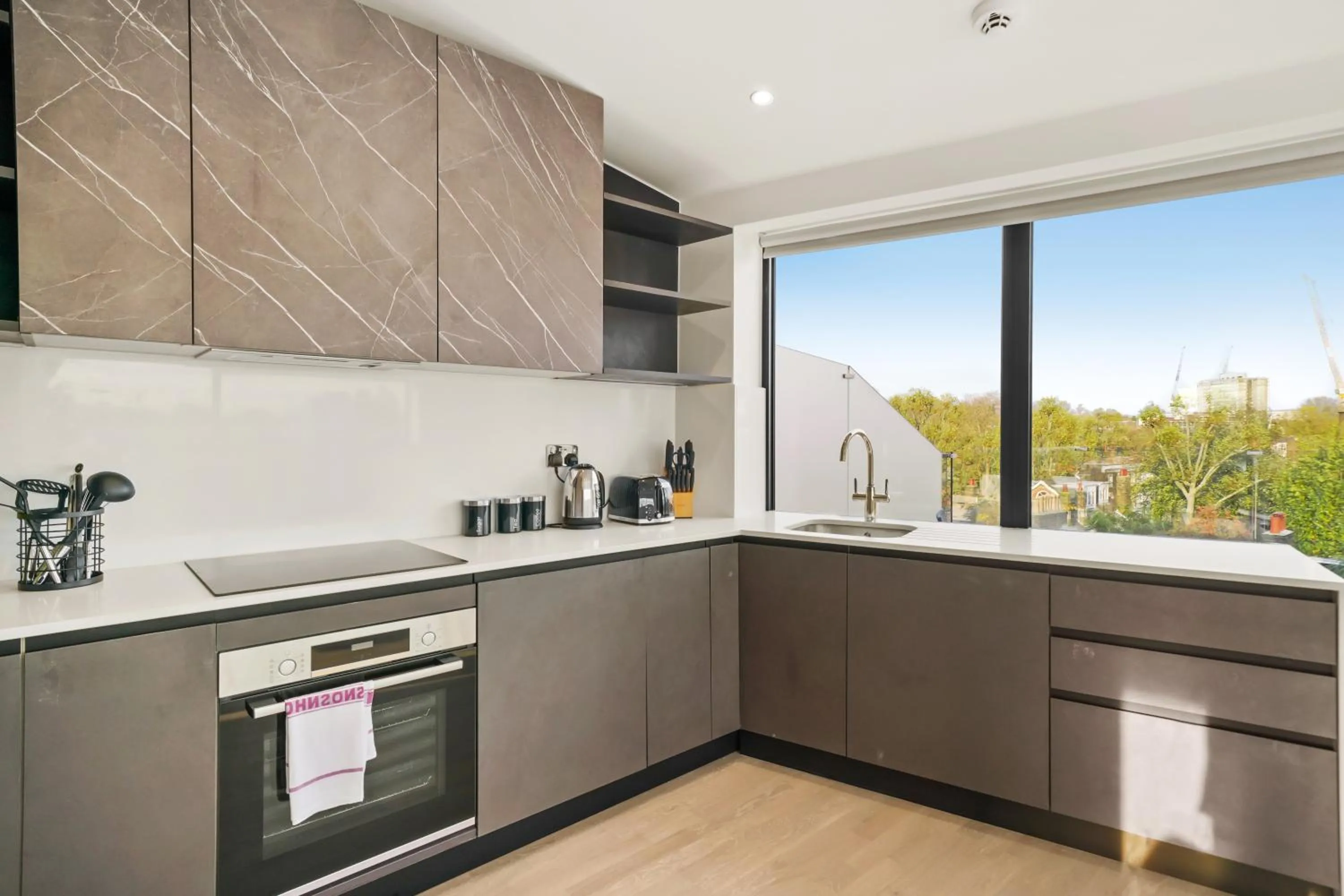 Kitchen or kitchenette in Executive 1 & 2 Bed Apartments in heart of London FREE WIFI by City Stay Aparts London