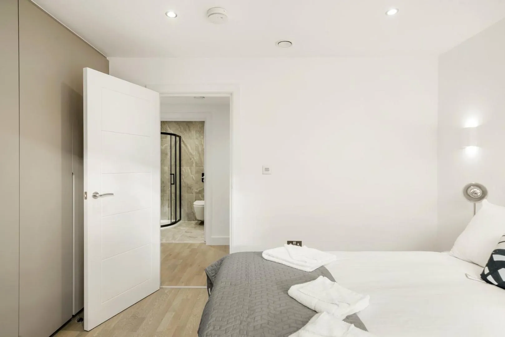 Bed in Executive 1 & 2 Bed Apartments in heart of London FREE WIFI by City Stay Aparts London