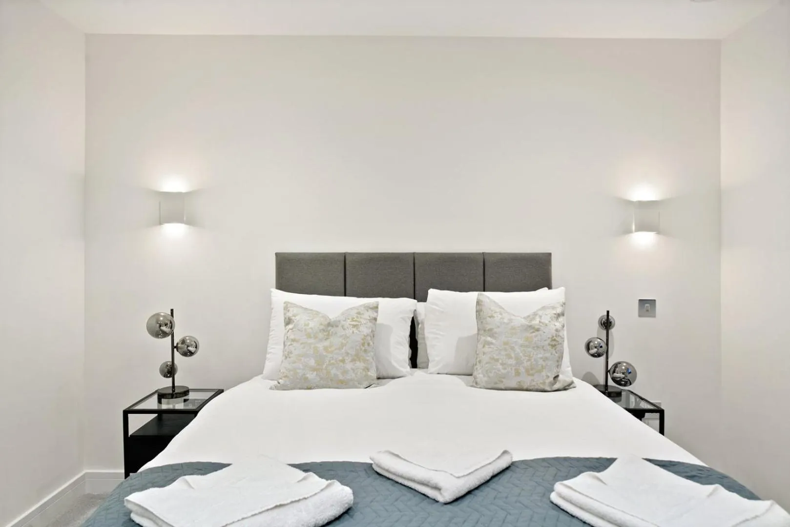 Bed in Executive 1 & 2 Bed Apartments in heart of London FREE WIFI by City Stay Aparts London