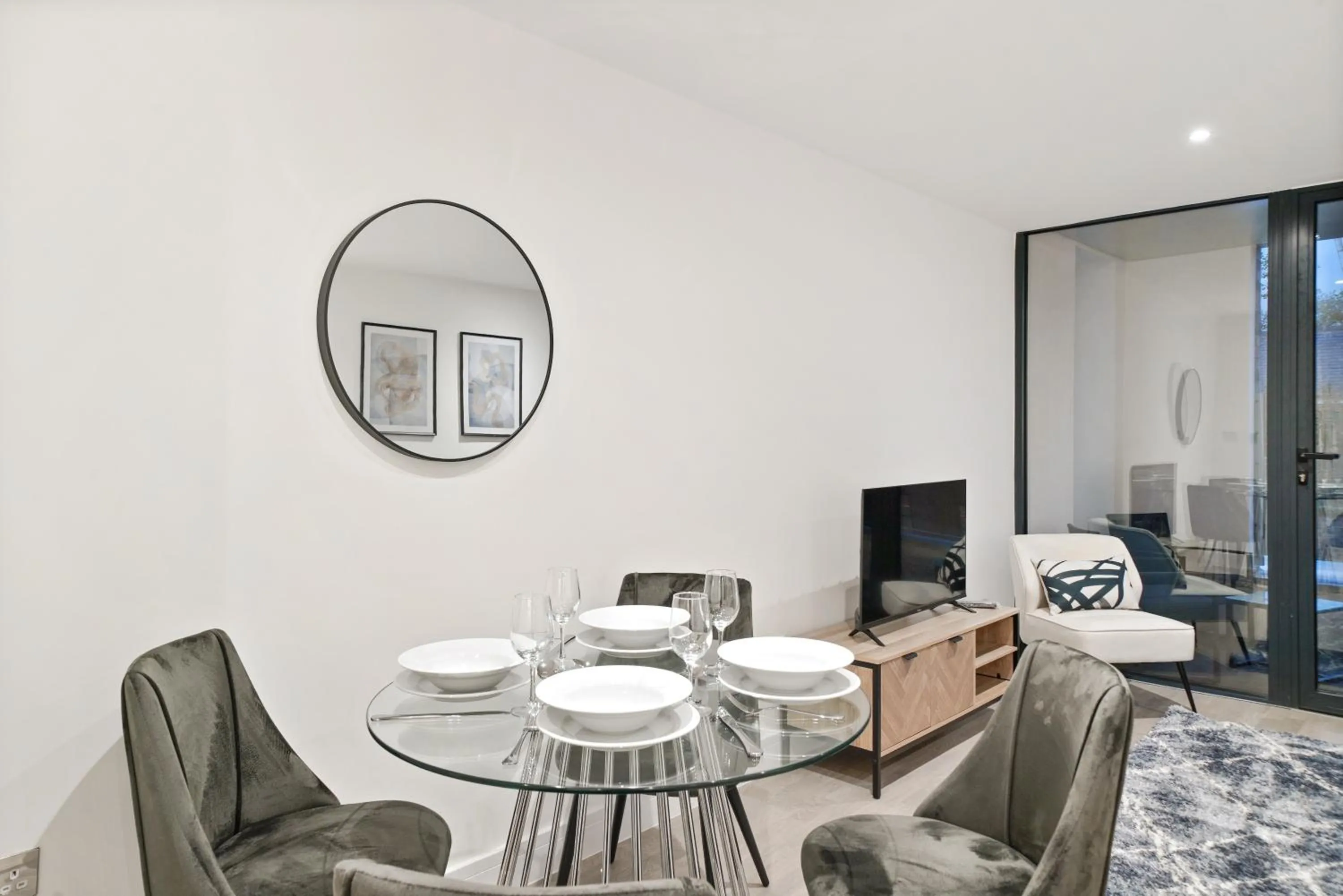 Dinner in Executive 1 & 2 Bed Apartments in heart of London FREE WIFI by City Stay Aparts London