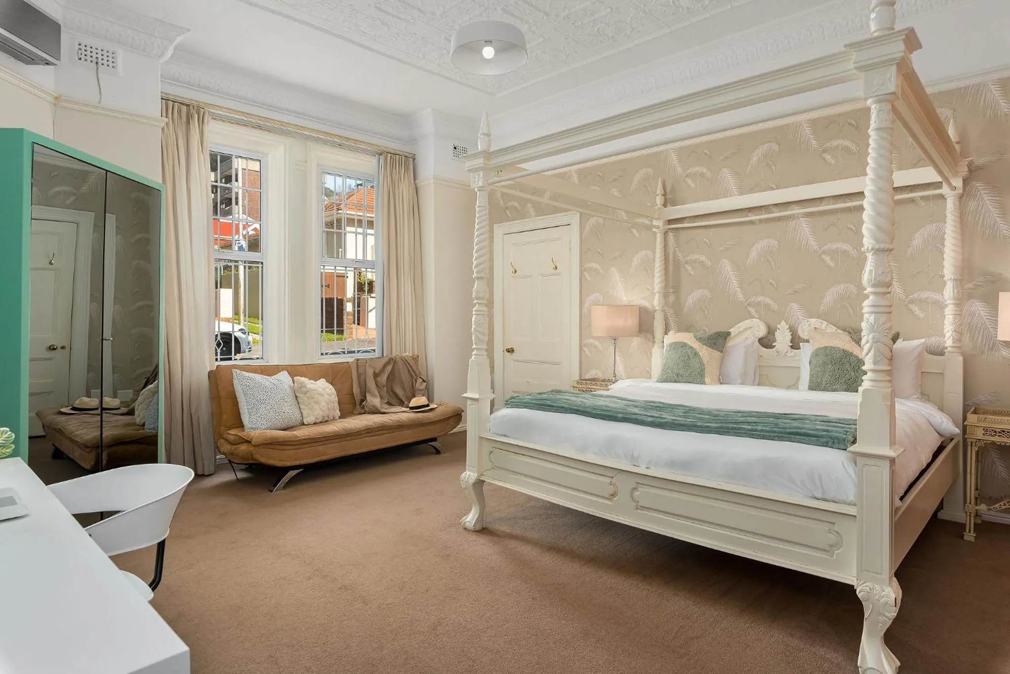 Bed in Neighbourgood Hill