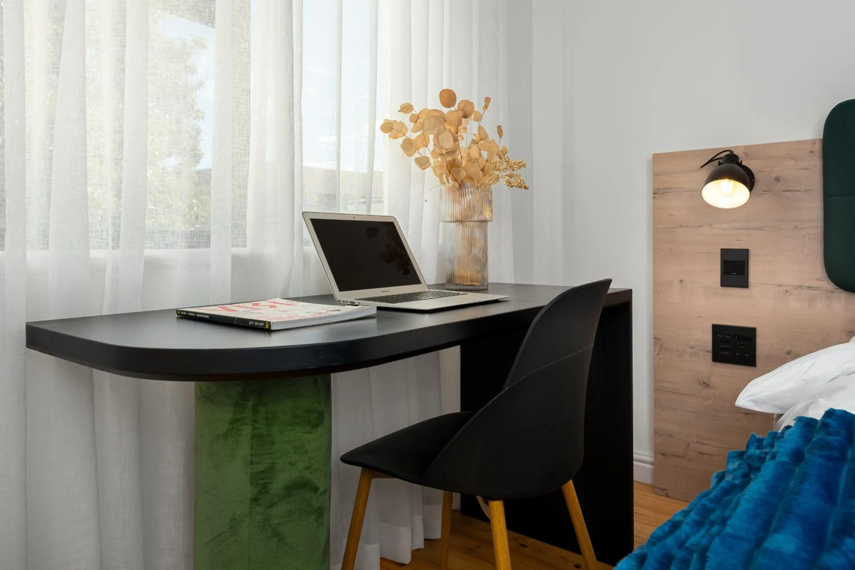 Seating area, Bed in Neighbourgood Hill