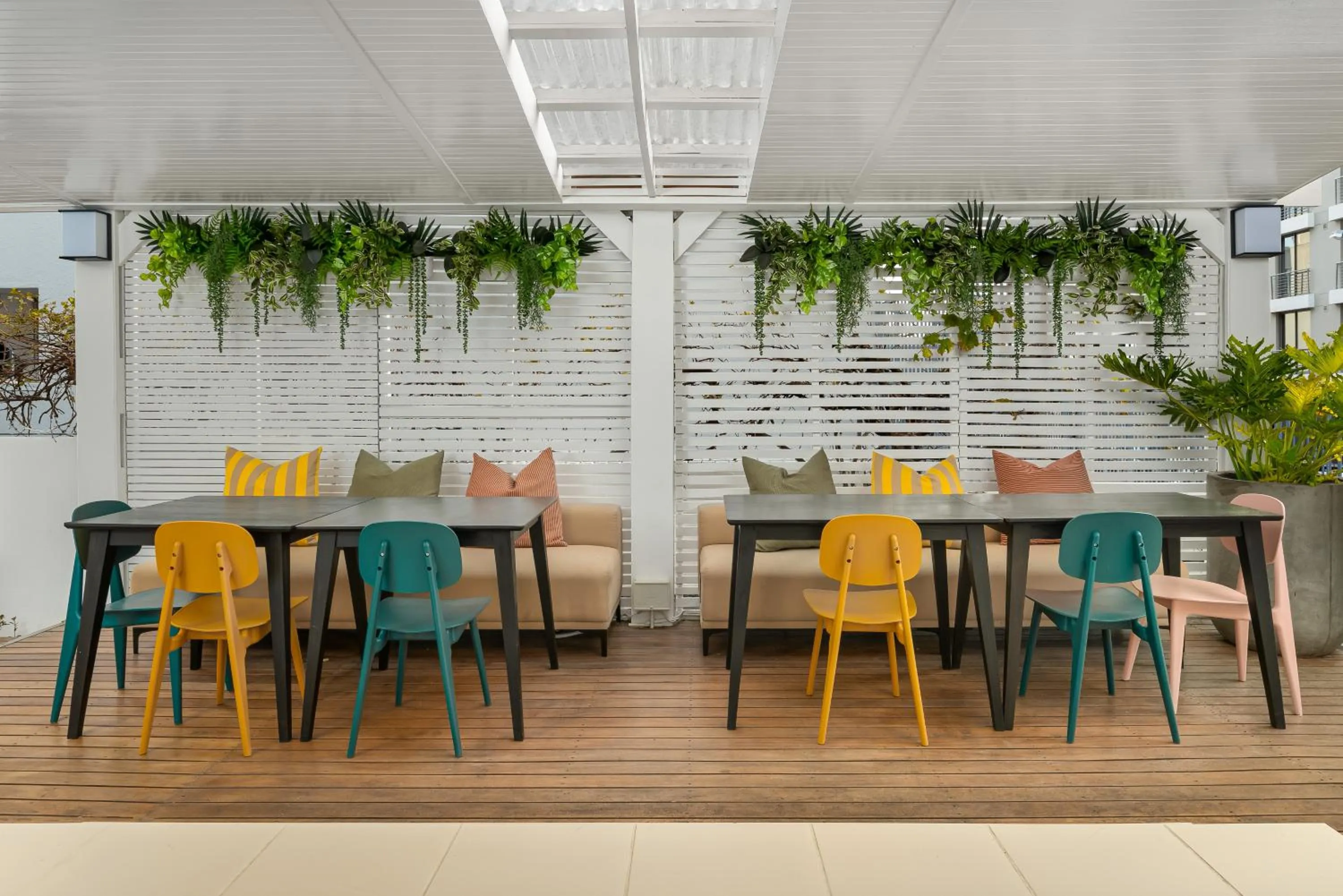 Restaurant/places to eat in Neighbourgood Hill