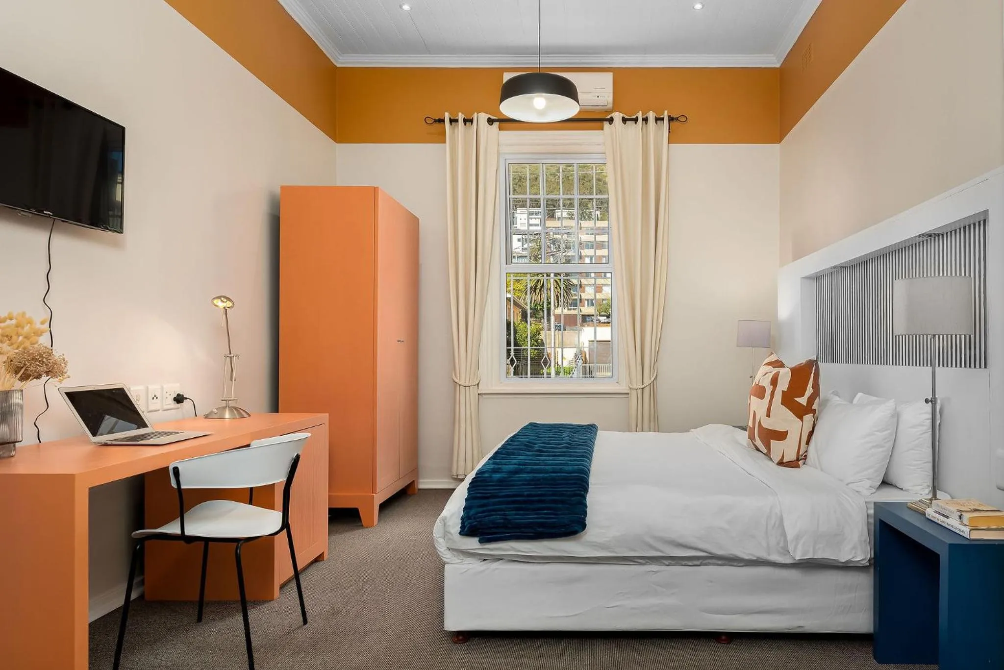 Bed in Neighbourgood Hill