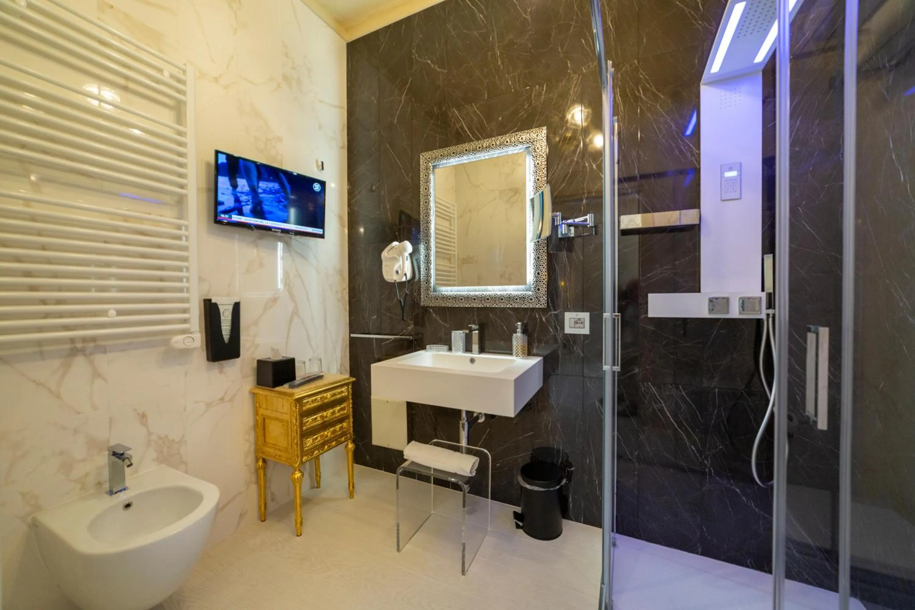 Toilet in Leucosya Luxury Rooms