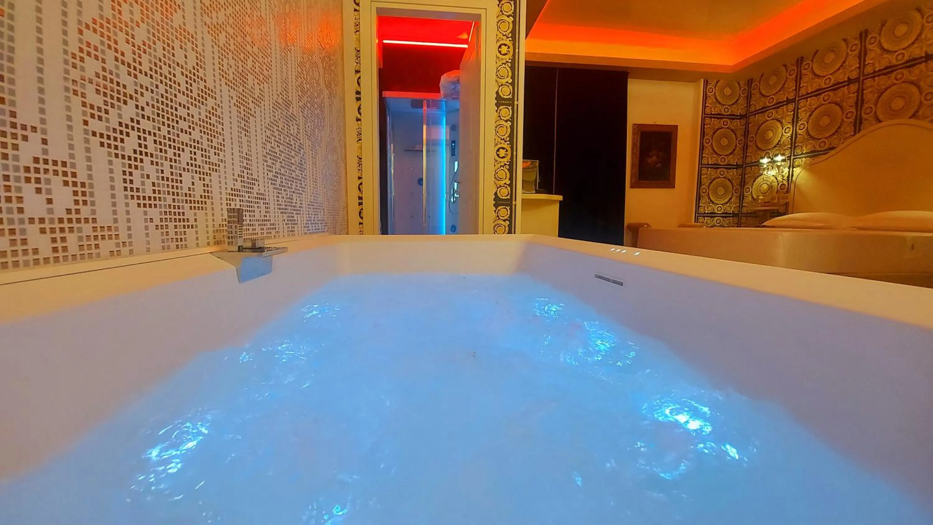 Hot Tub in Leucosya Luxury Rooms