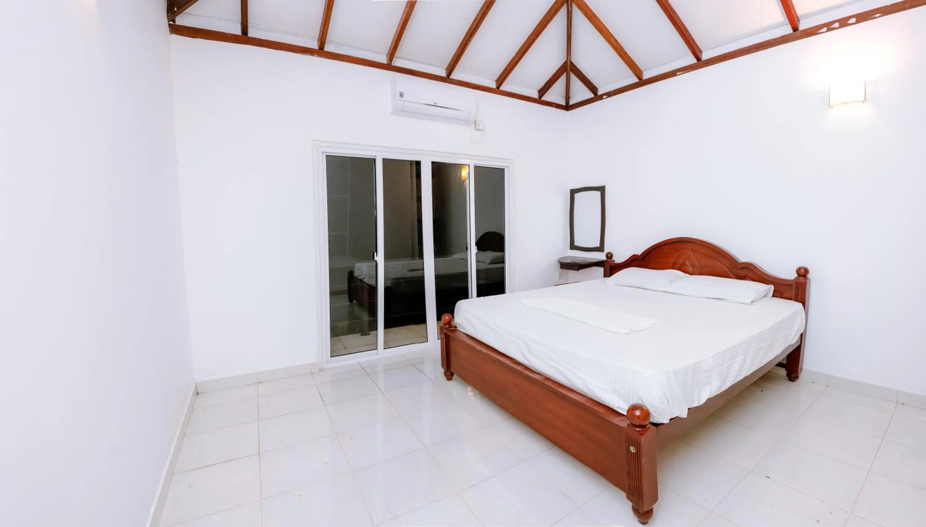 Photo of the whole room, Bed in Savenndra Resorts