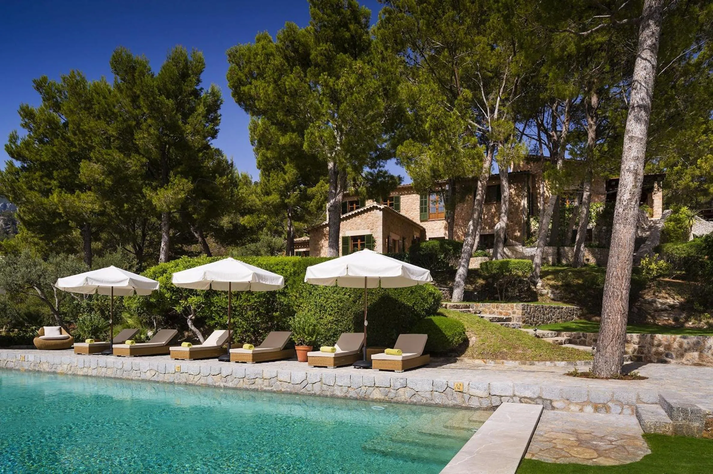 Property building in La Mejor Vista Banyalbufar Mallorca