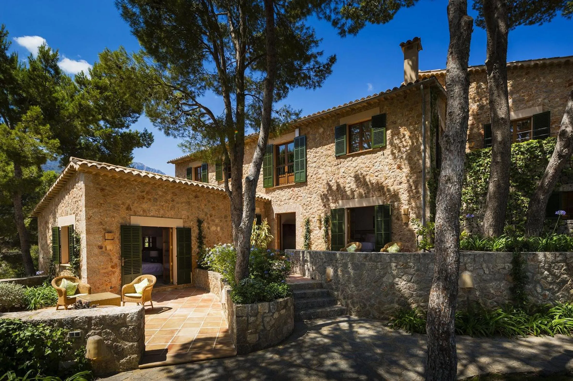 Property building in La Mejor Vista Banyalbufar Mallorca