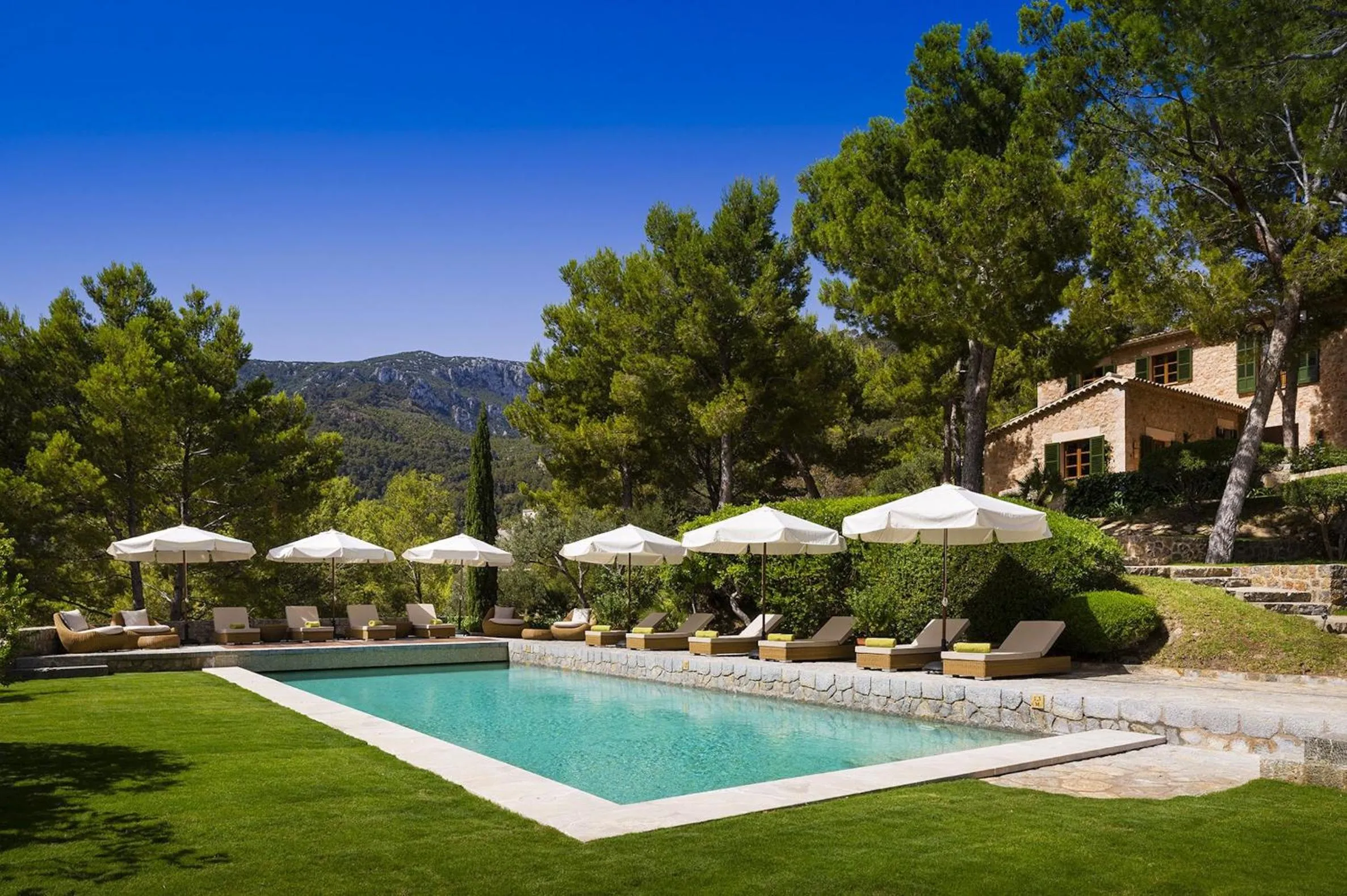 Property building in La Mejor Vista Banyalbufar Mallorca