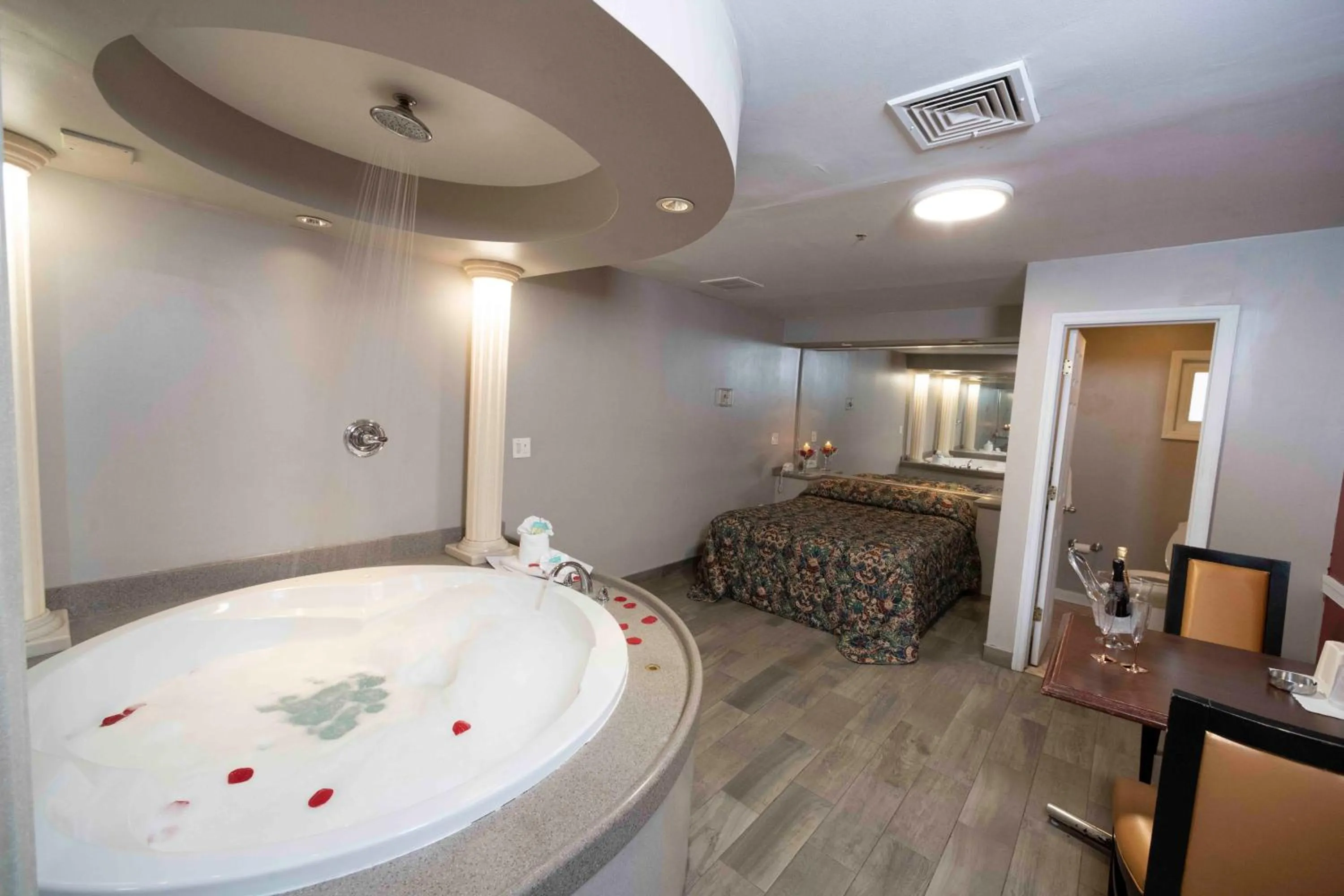 Bath in Post Road Inn Motel