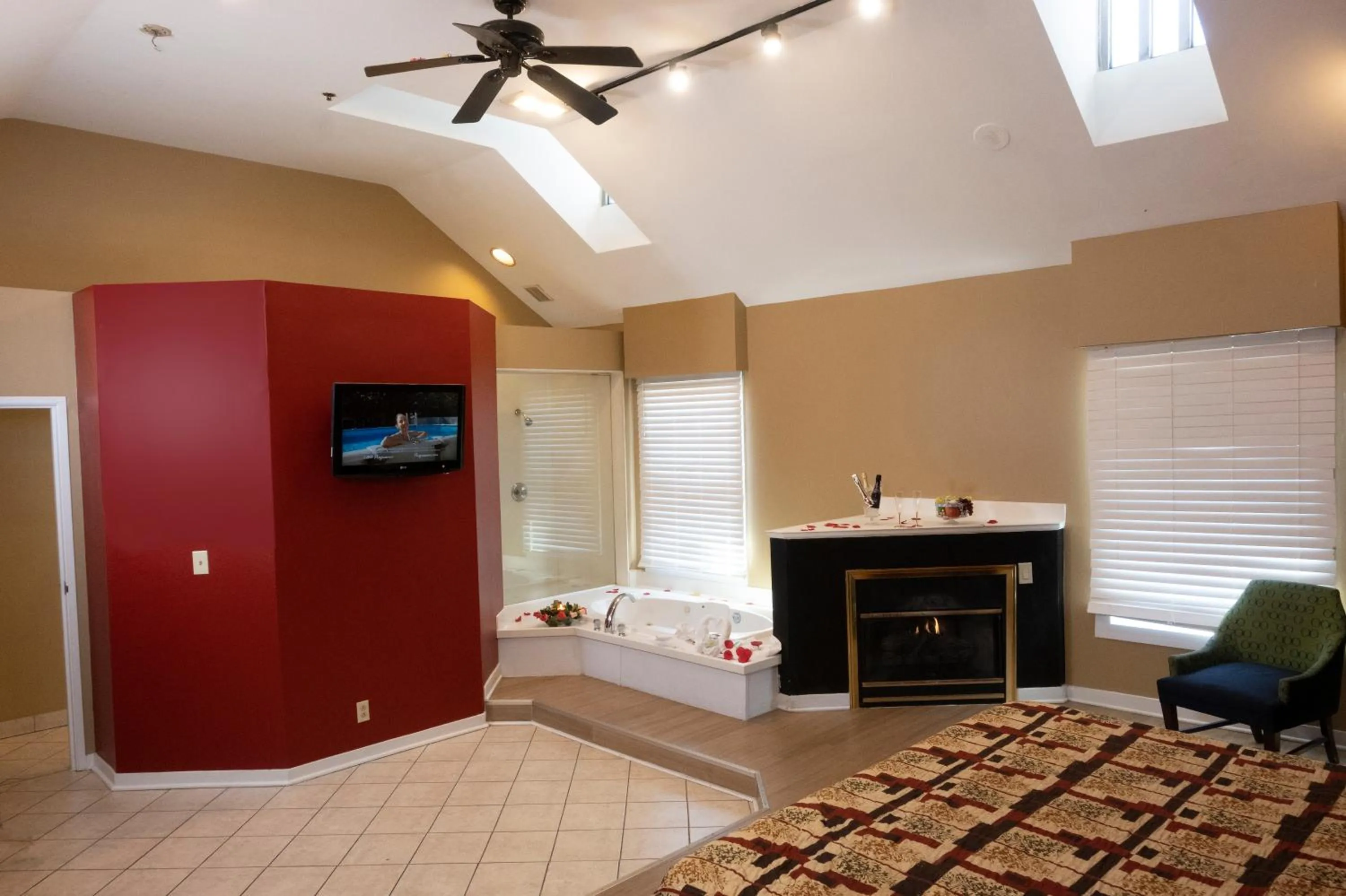 TV and multimedia in Post Road Inn Motel