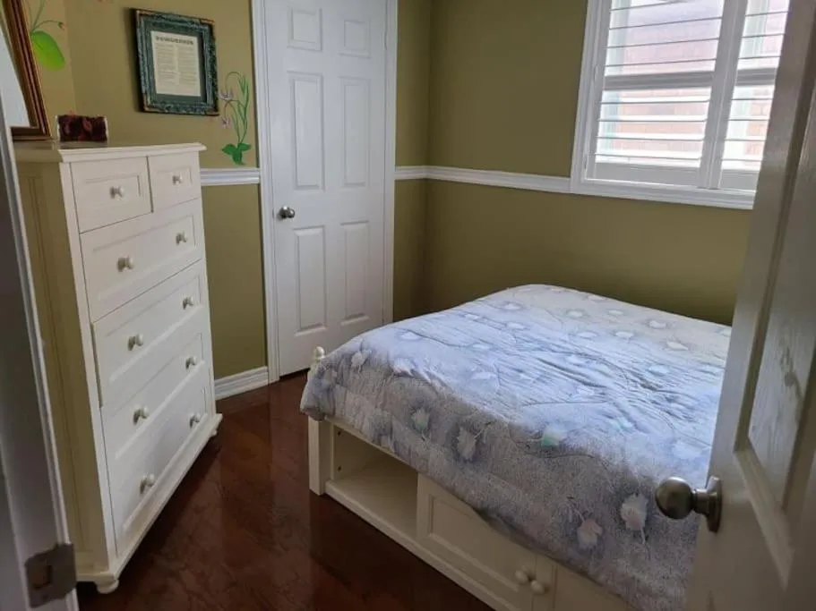 Bed in Top Floor of House in S Vaughan All to Yourself