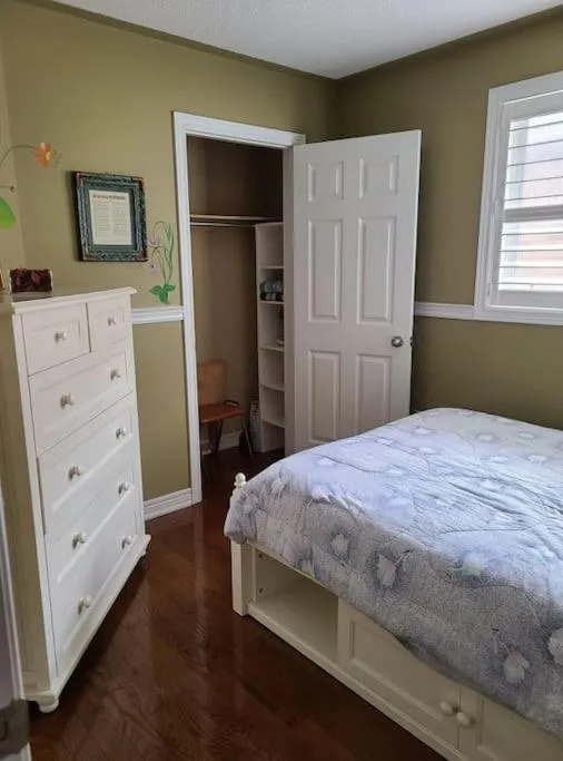 Bed in Top Floor of House in S Vaughan All to Yourself