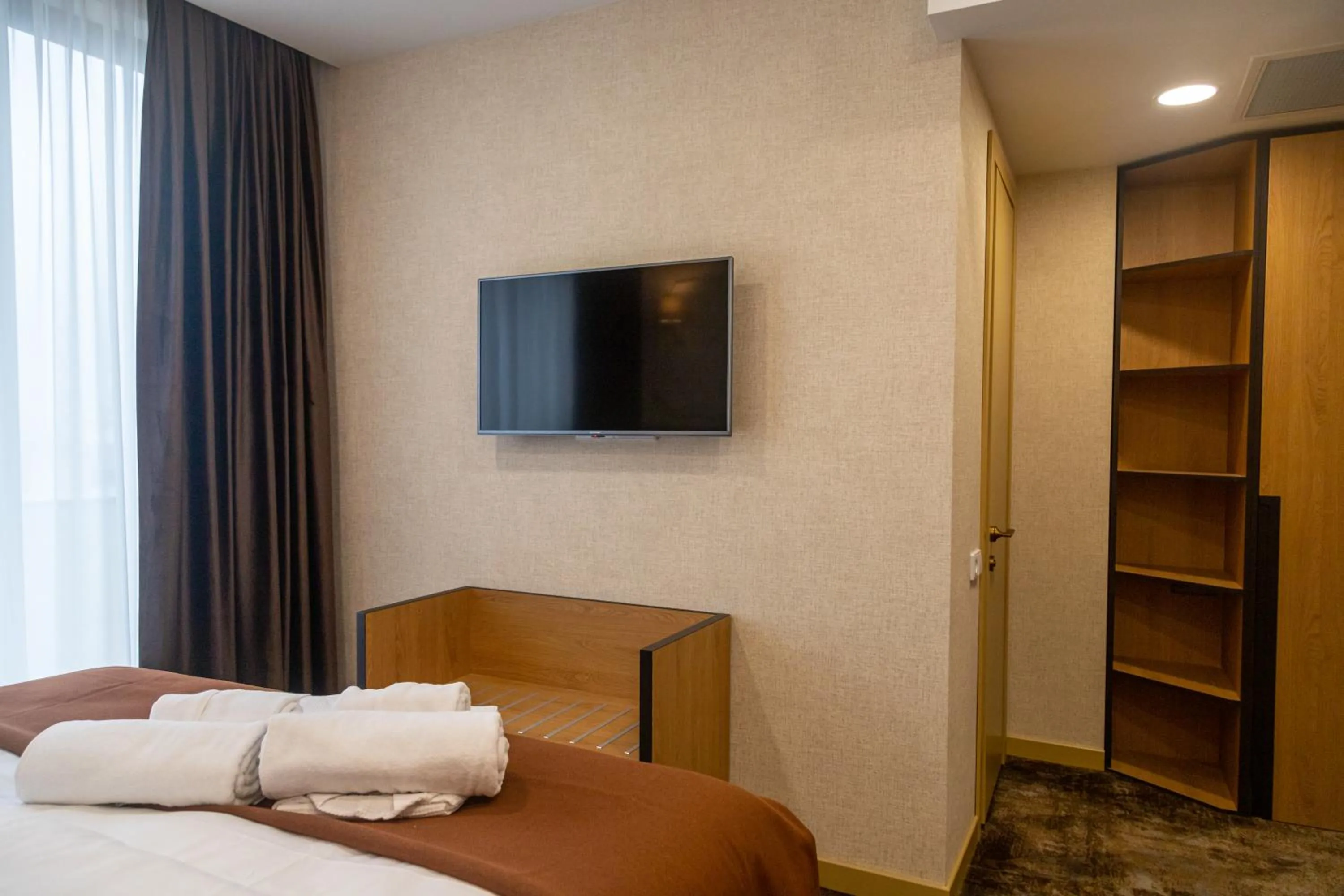 Communal lounge/ TV room, Bed in Hotel Solum Roof Top